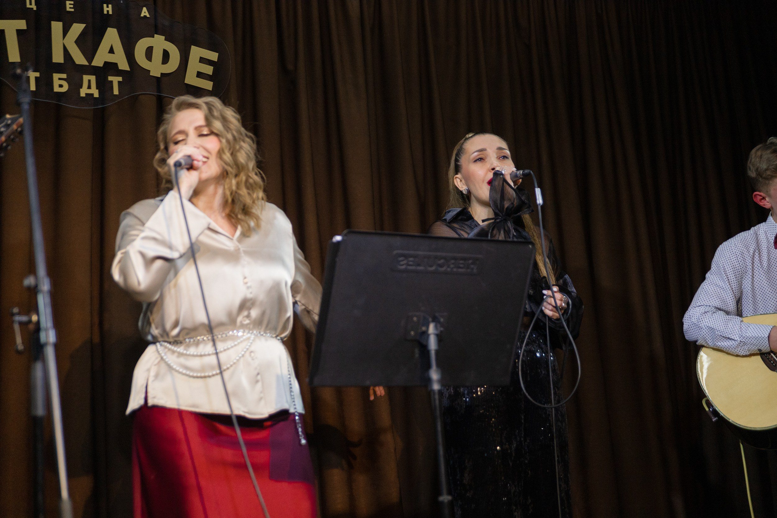 Выступление YOLO band в арт кафе. Фотограф Тюмень