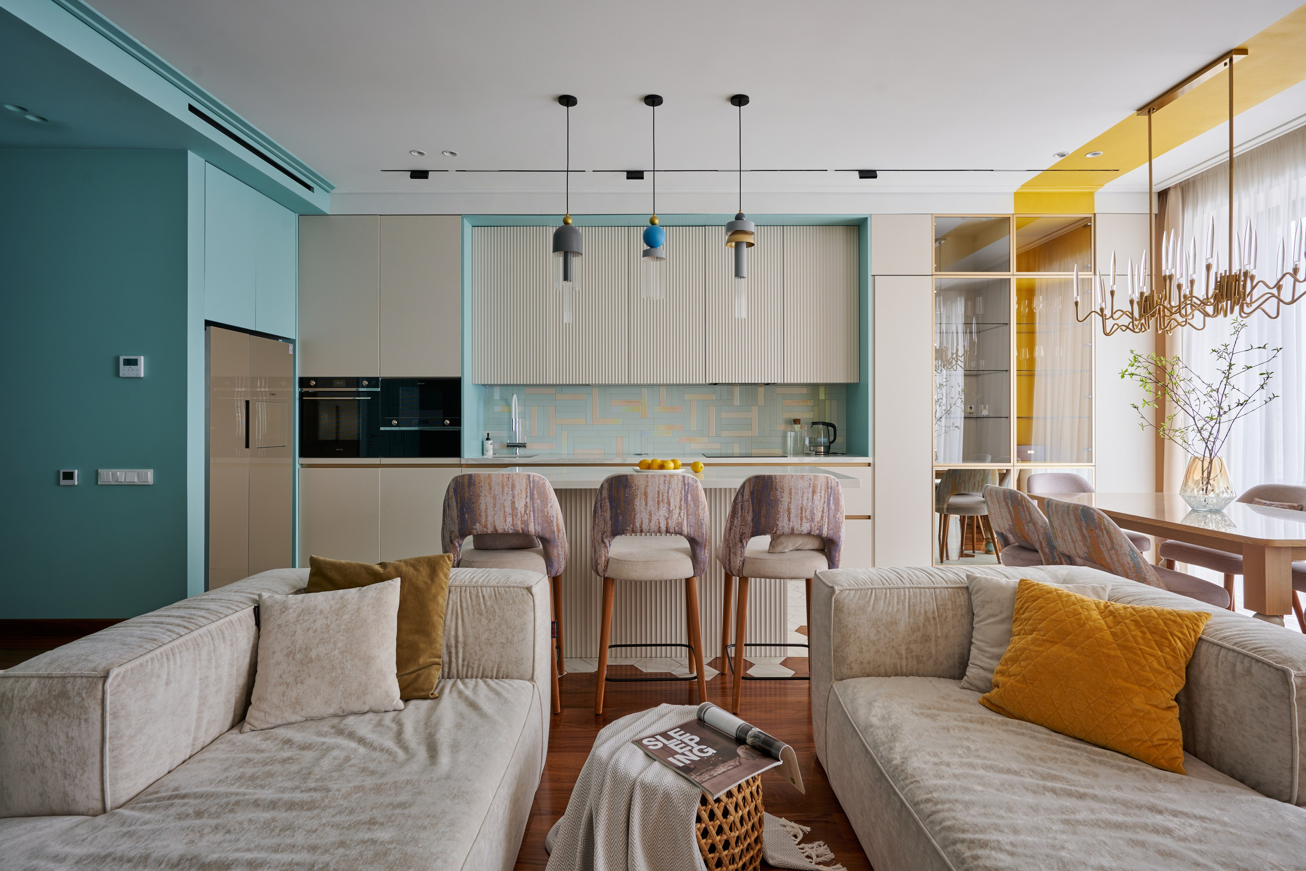 Кухня-гостиная: бирюзовые фасады, остров и бежевый диван