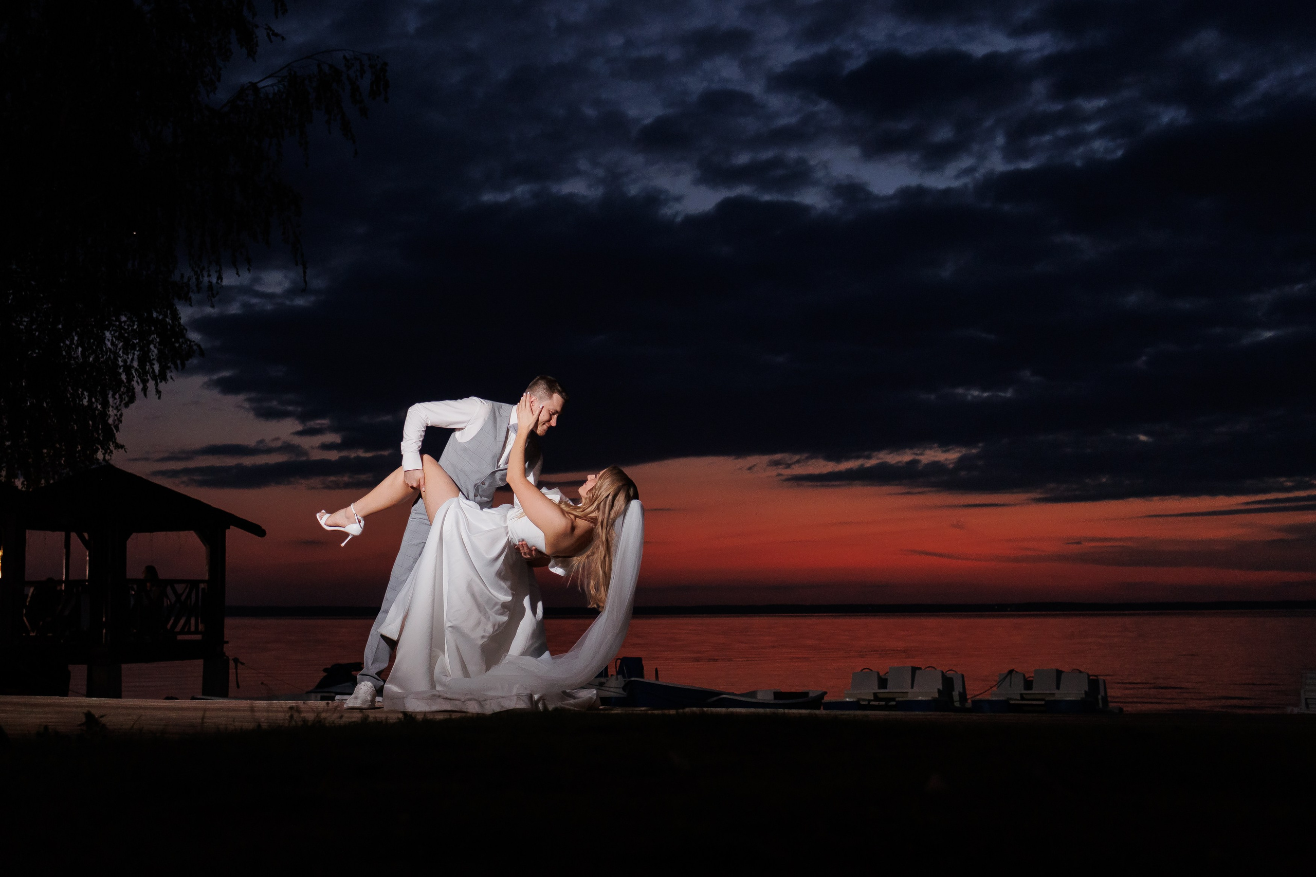 От нежных взглядов до бурных эмоций – свадебный фотограф сохранит все грани вашего счастья.