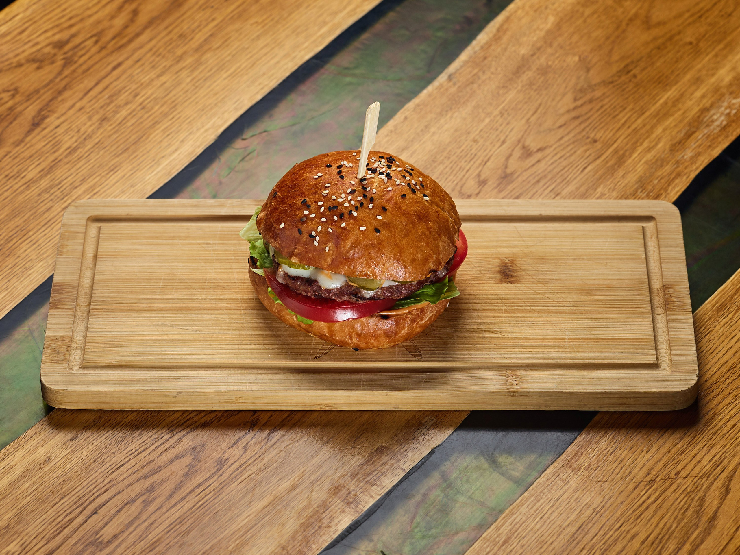 Фудфото бургера в интерьере ресторана в Москве