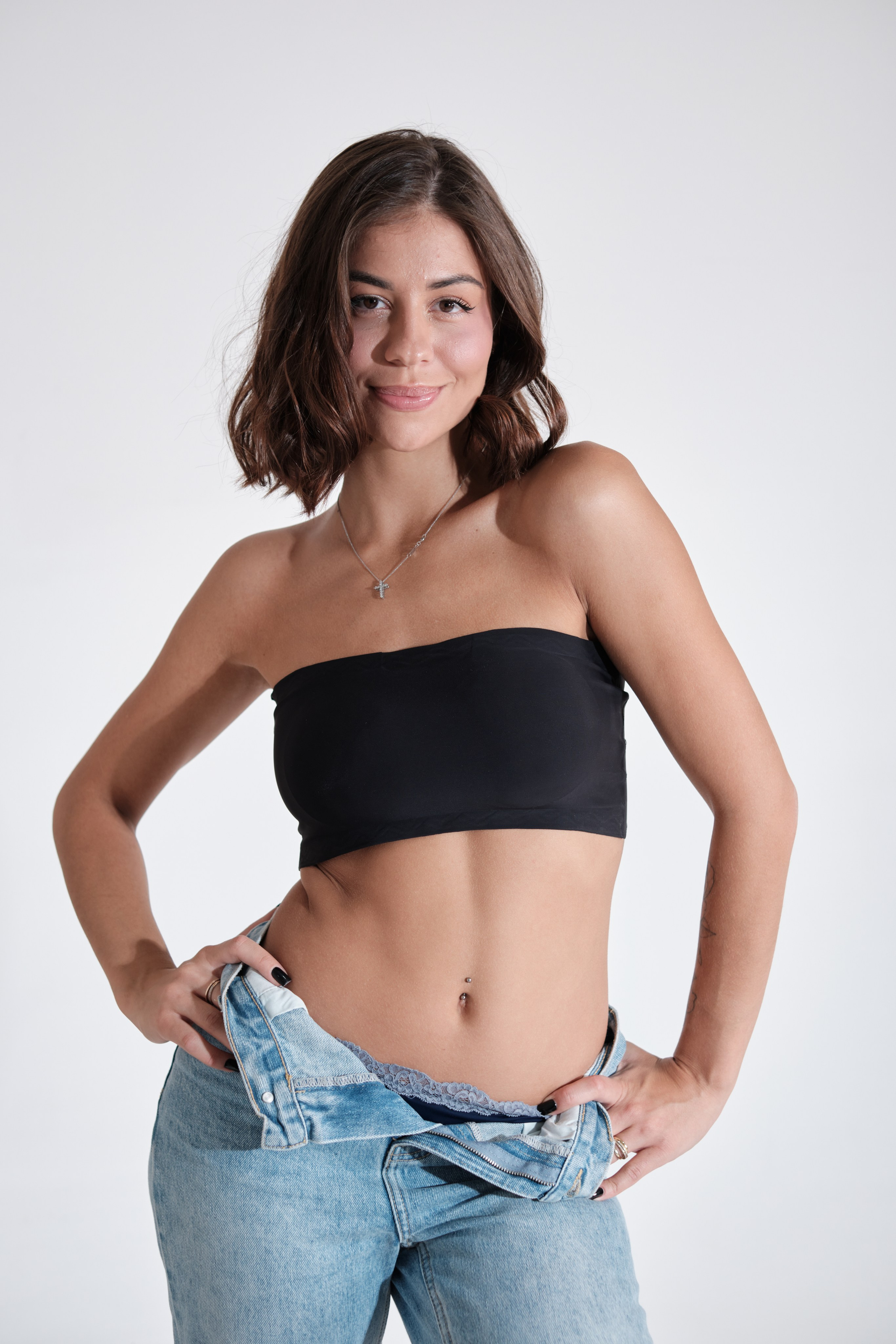 Сьемка в студии для модельного агентства, девушка в джинсах и черном топике