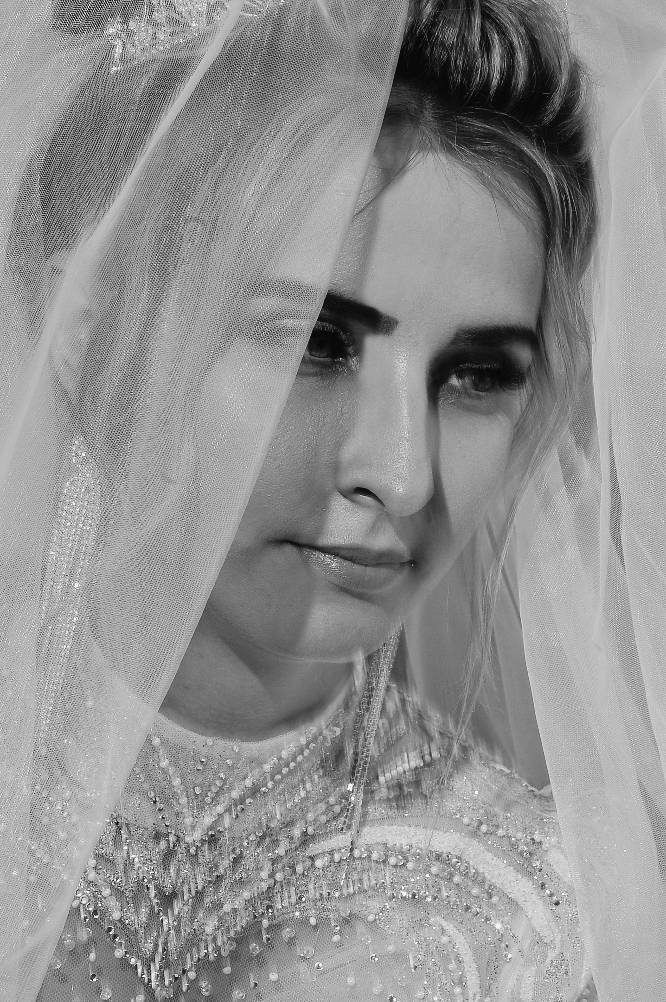 Невеста с фатой на лице