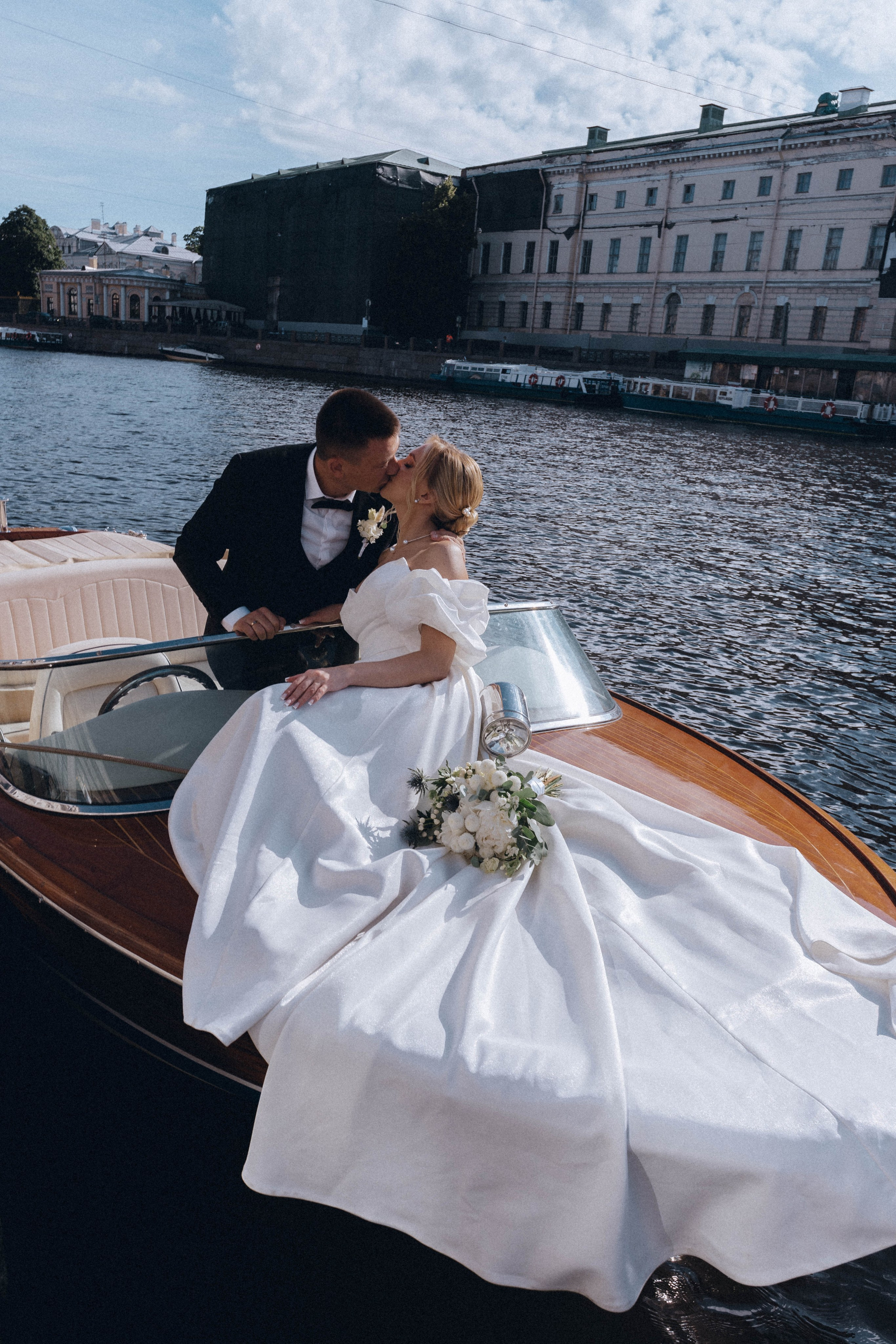 СВАДЕНБНАЯ СЬЕМКА НА КАТЕРЕ ПО КАНАЛАМ САНКТ-ПЕТЕРБУРГА И В АКВАТОРИИ НЕВЫ. Профессиональный фотограф, Санкт-Петербург — Виктория Богомолова