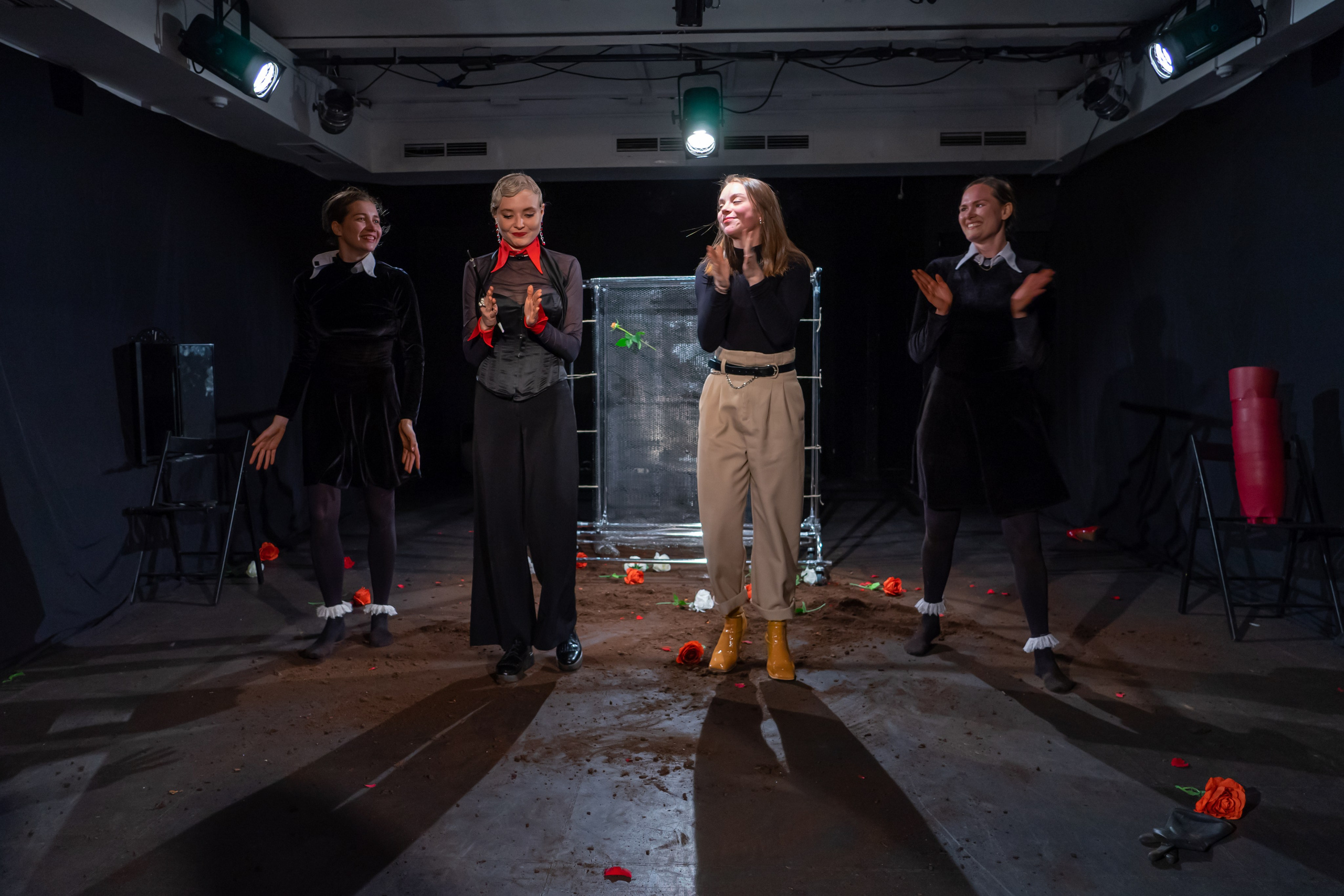 «Служанки». Фотограф Нинель Гюрсой, г. Москва