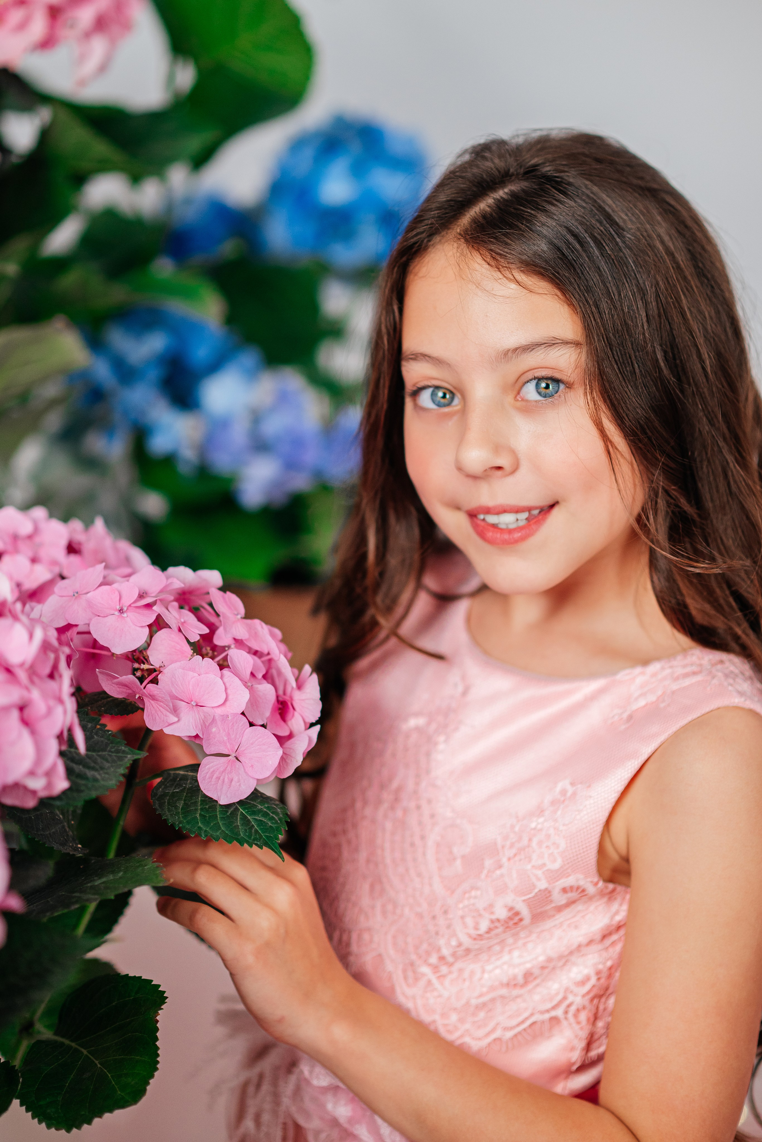 Вероника и гортензии. Семейный фотограф в Краснодаре
