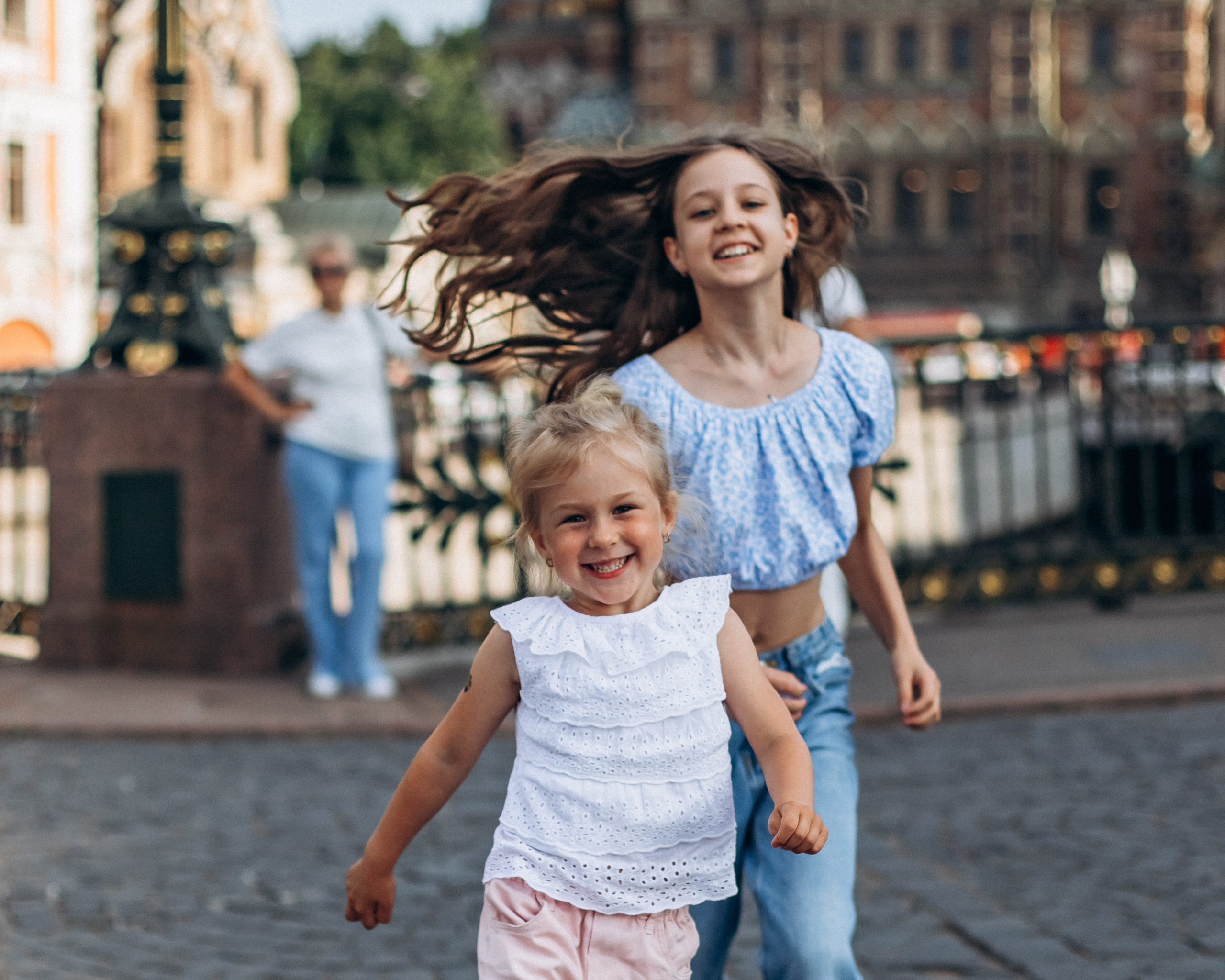 Дарья с семьей в июне. Фотопрогулка в Петербурге. Индивидуальный и семейный фотограф в Санкт-Петербурге
