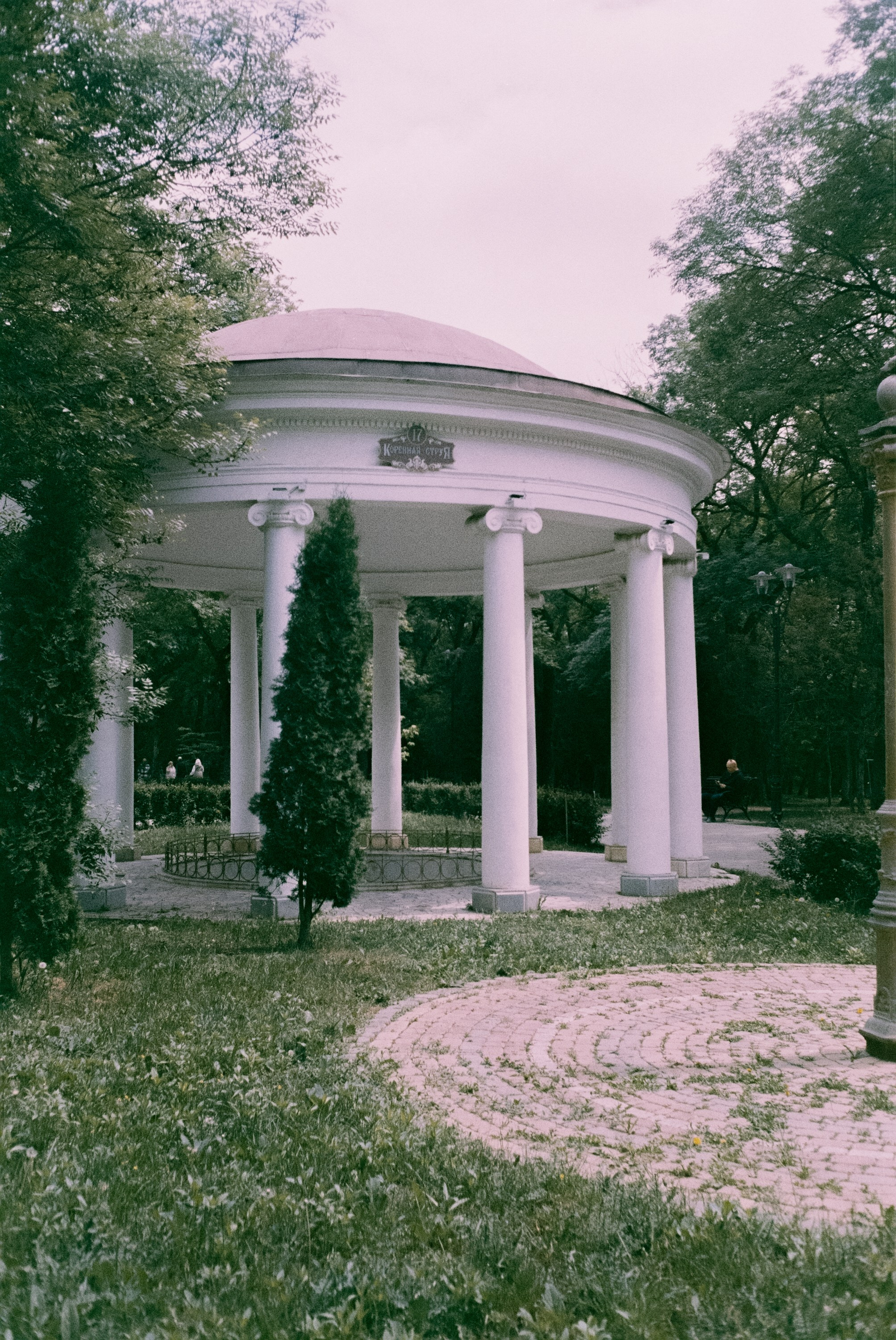 Кисловодск 11 мая / Fujicolor Superia 200 (просрочка) / Minox 35GT