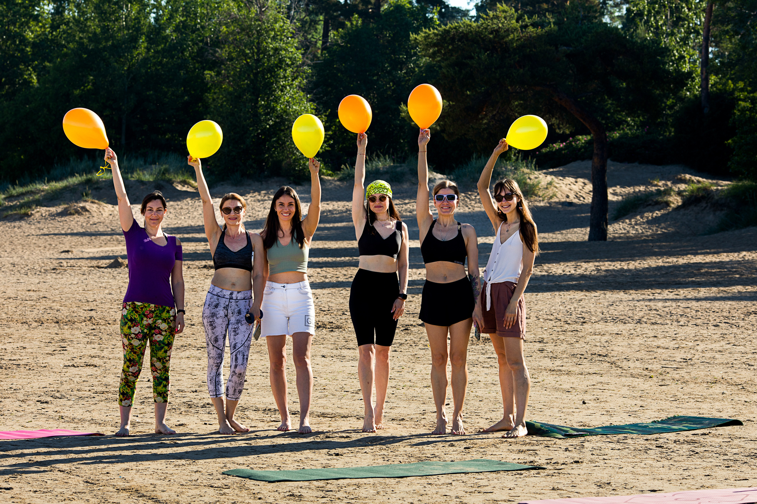 Девушки с воздушными шариками на Финском Заливе.