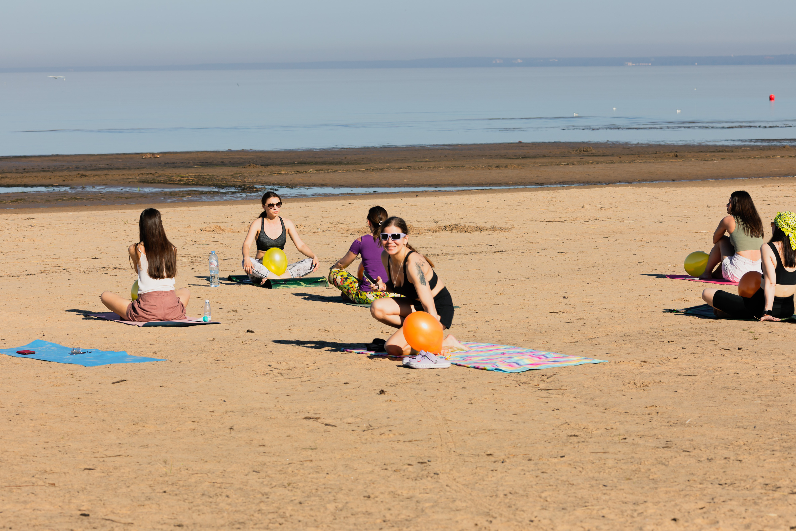 Девушки в Сестрорецке на финском заливе занимаются йогой.
