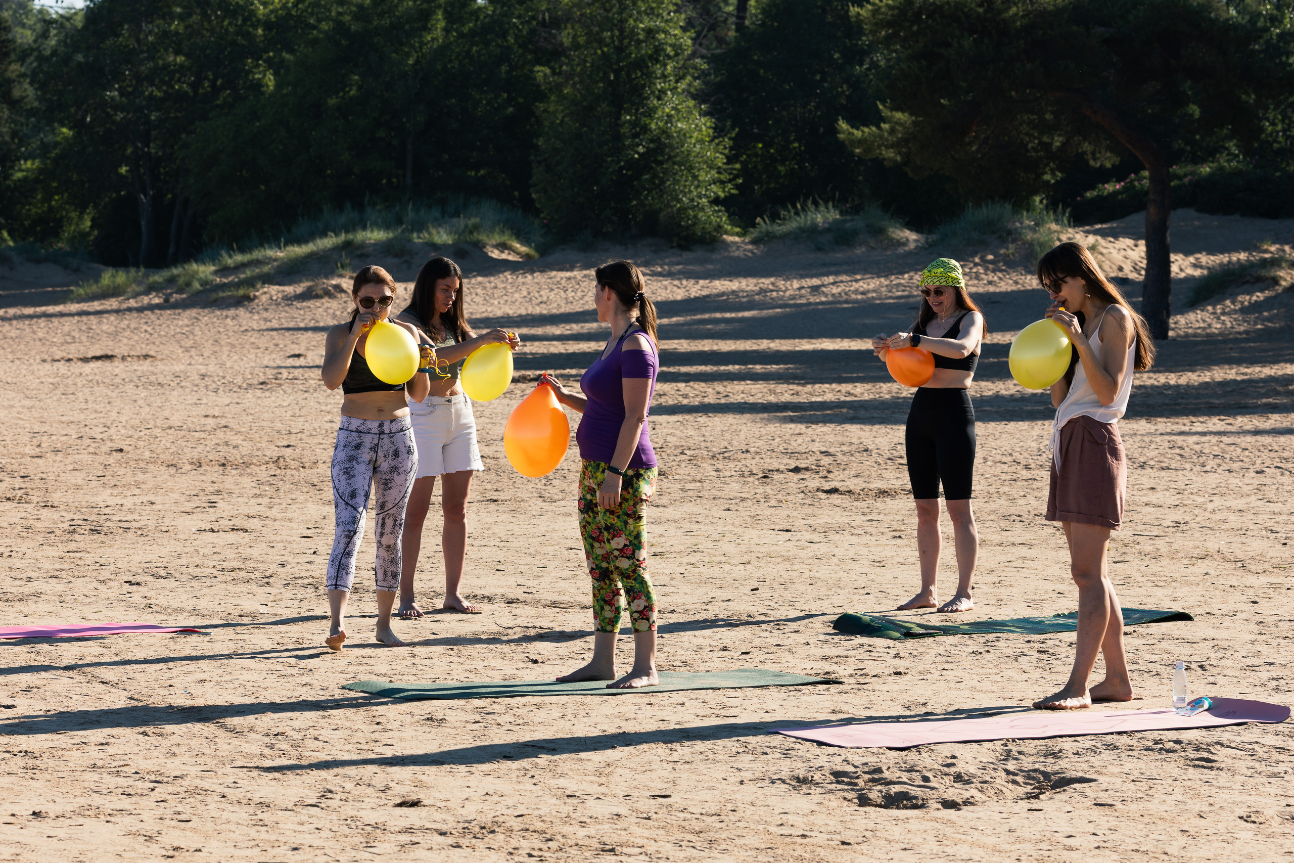 Девушки в Сестрорецке на финском заливе участвуют в практике.