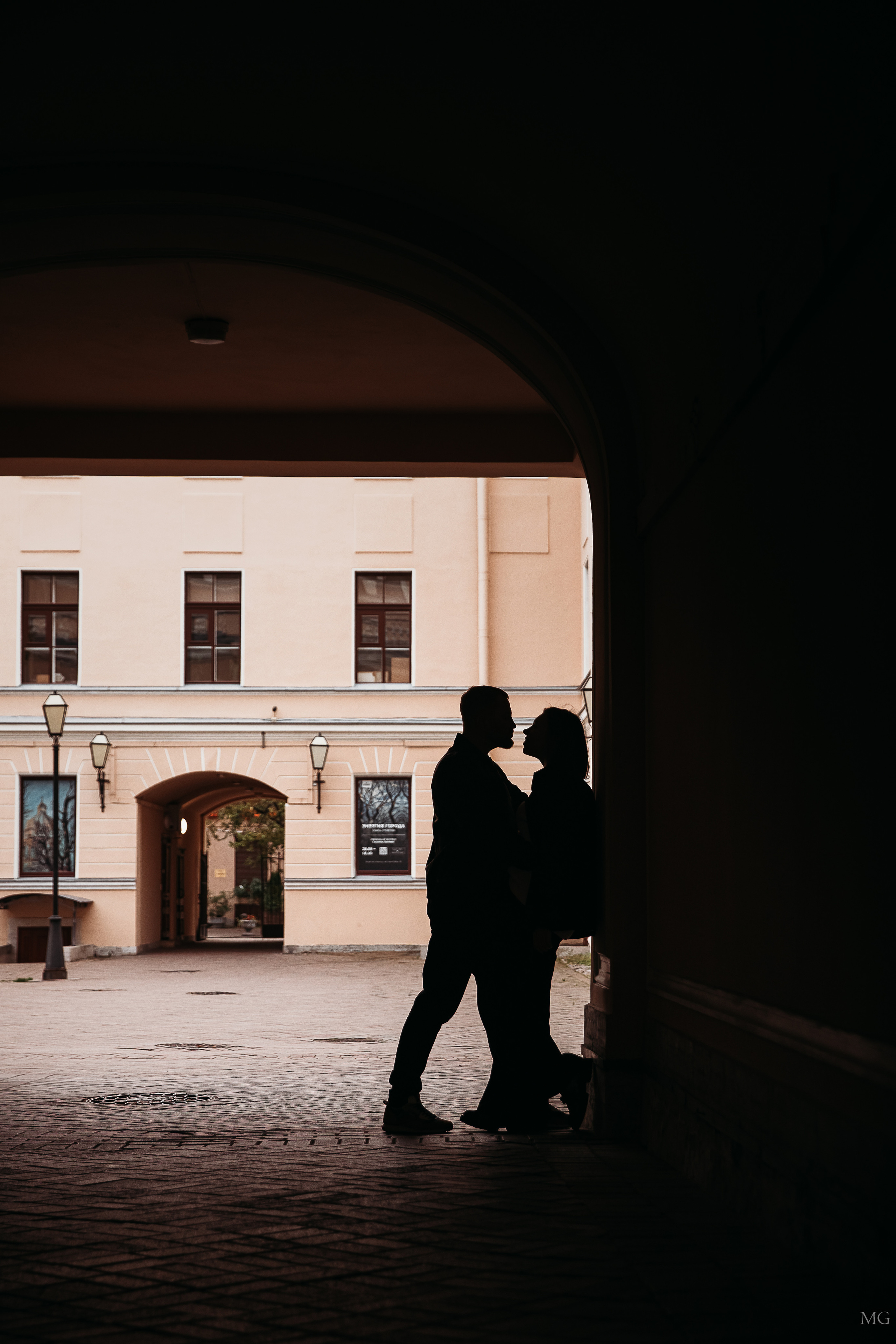 Таня и Саша фотосессия на улочках Питера. Маша Гонтарь Семейный домашний репортажный фотограф в Санкт-Петербурге