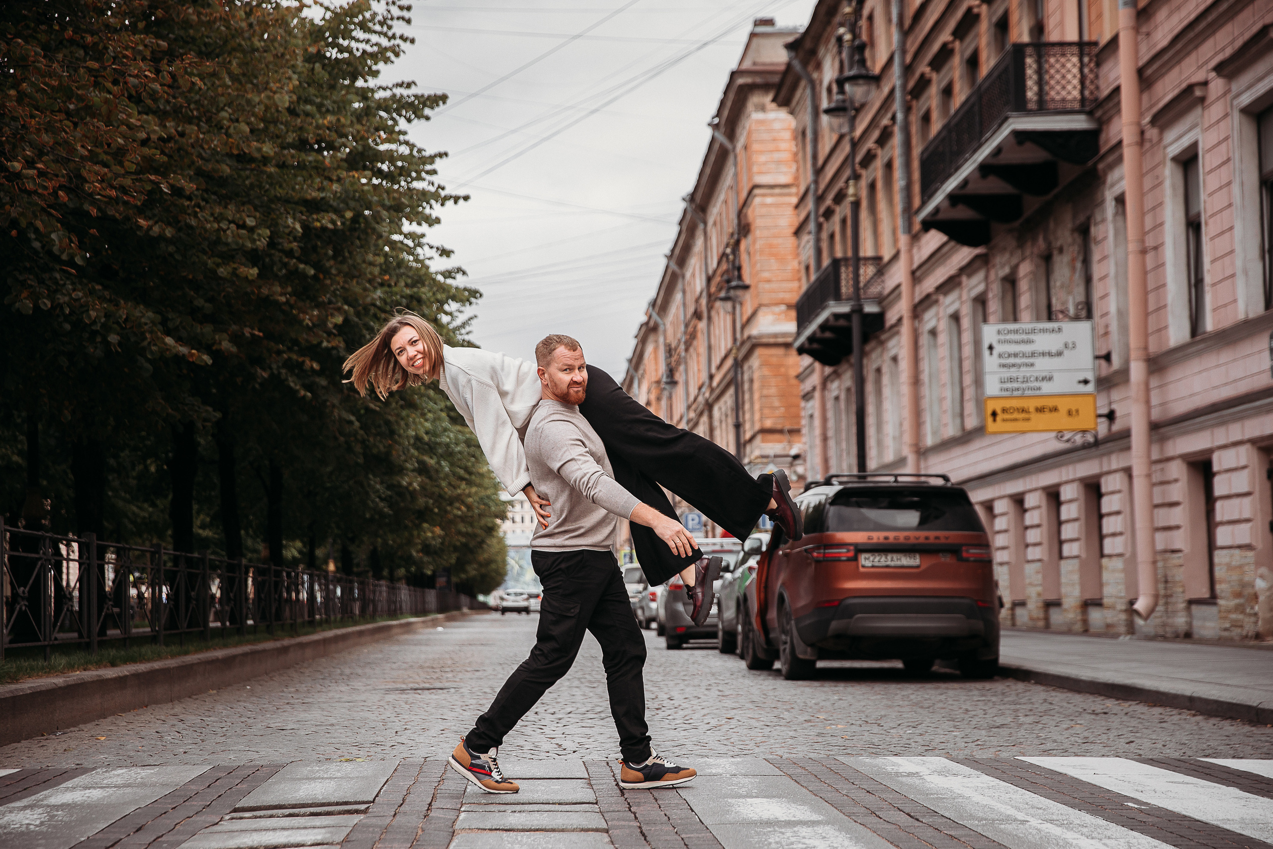 Таня и Саша фотосессия на улочках Питера. Маша Гонтарь Семейный домашний репортажный фотограф в Санкт-Петербурге