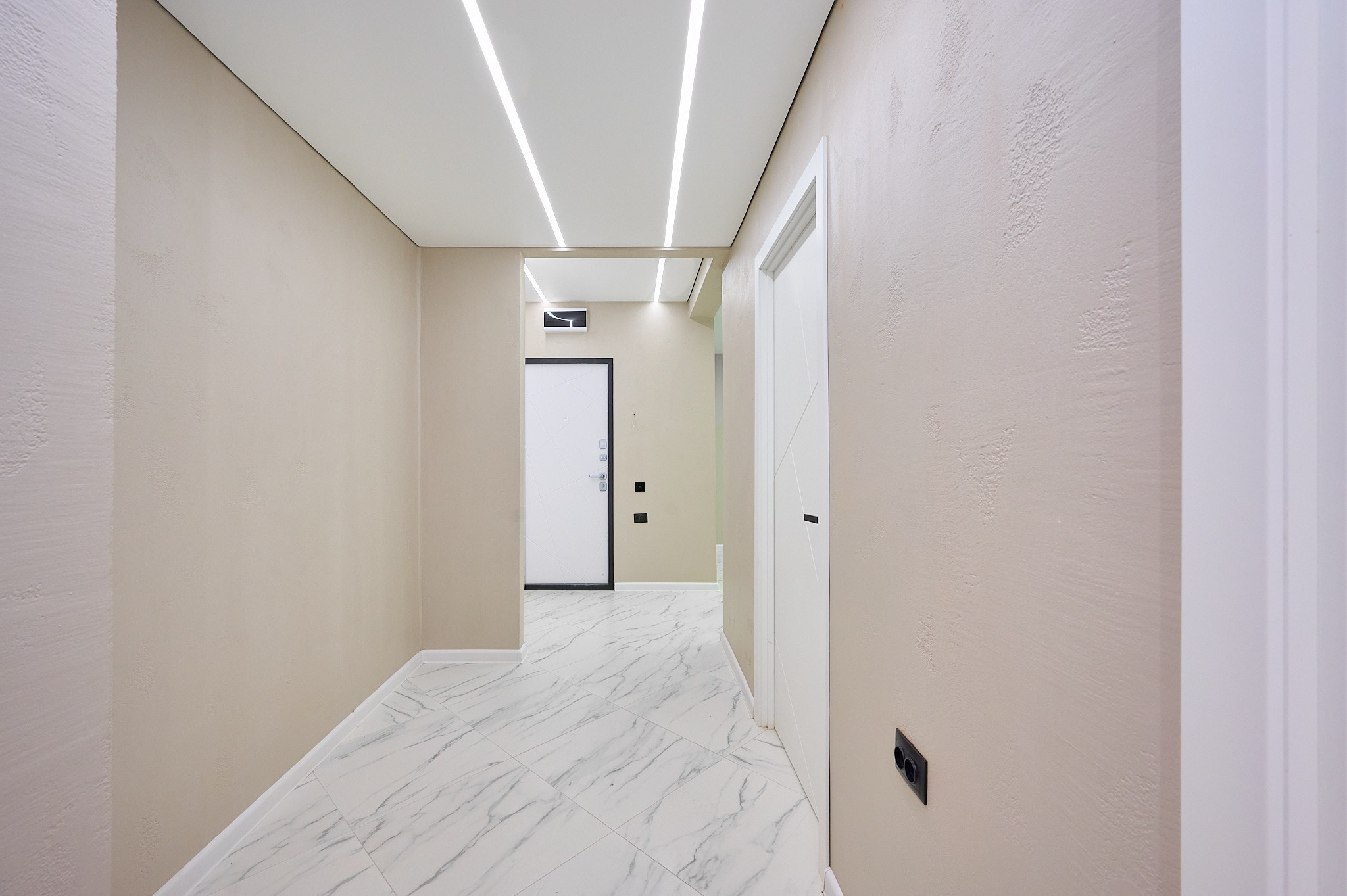 коридор светлые плиты и стены белые двери 