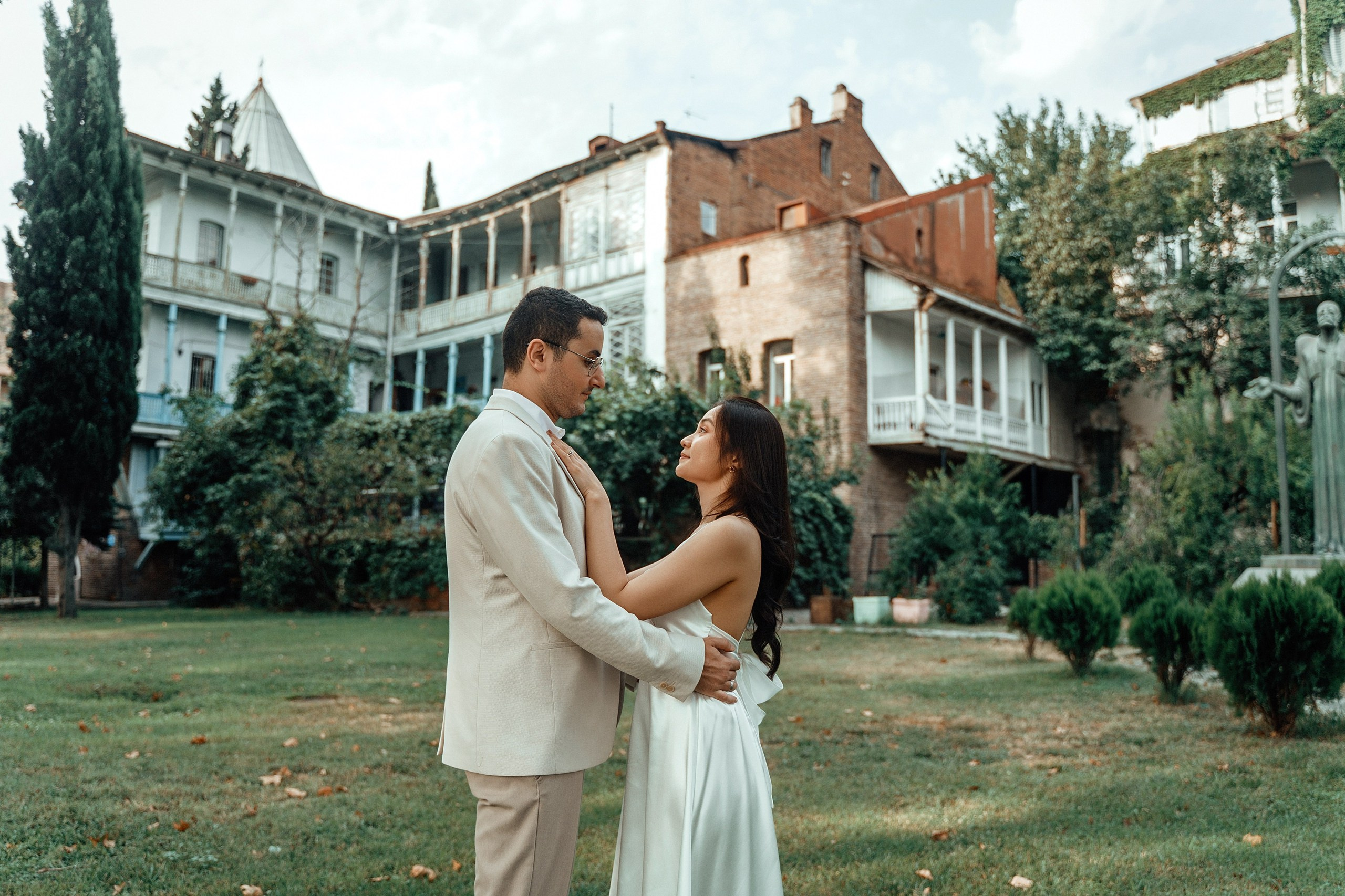 Alaeddine & Matika on the Peace Bridge in Tbilisi. Photographer Sergey Otkrytyi in Batumi & Tbilisi