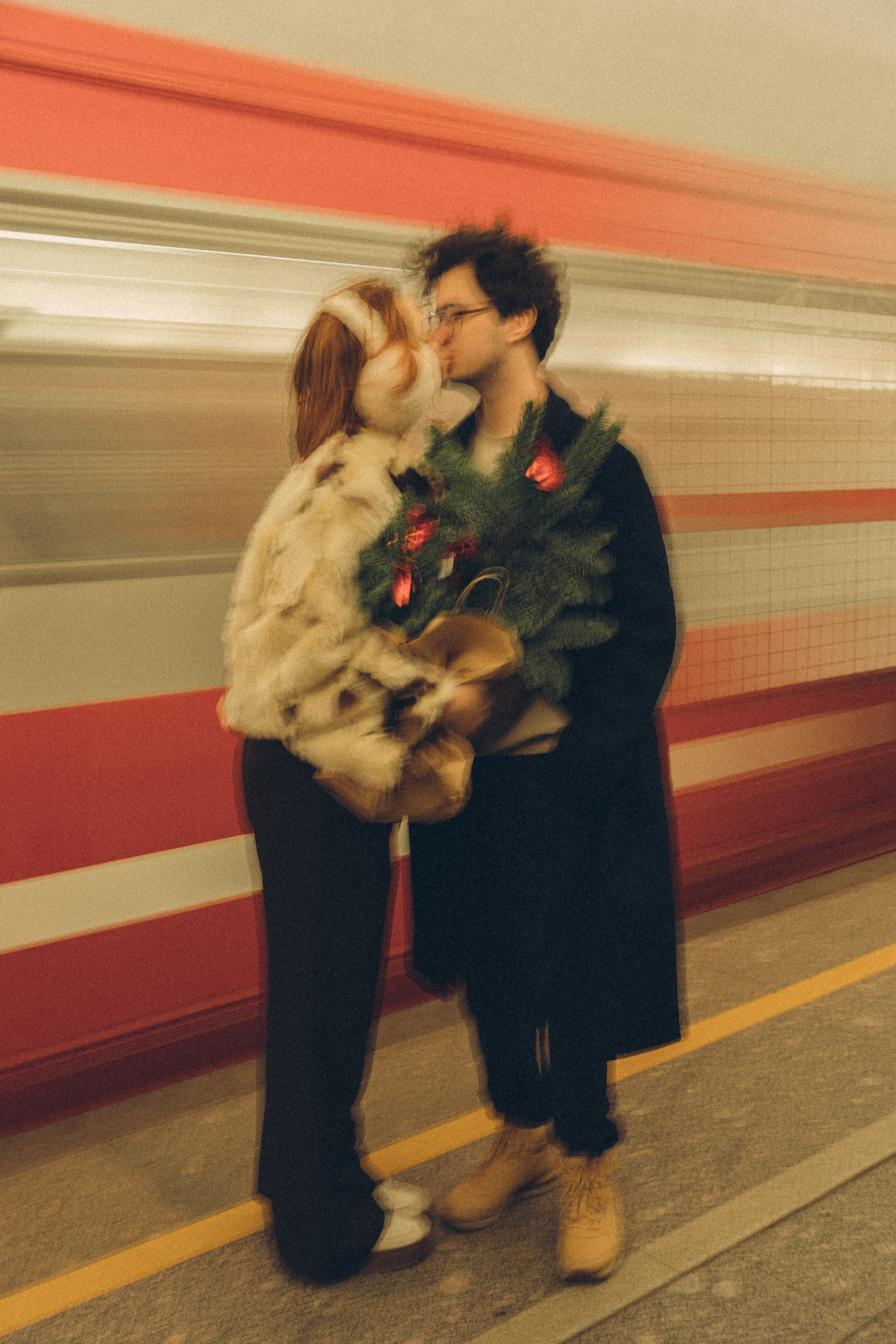 НОВОГОДНЯЯ ФОТОСЕСИИЯ ПАРЫ В МЕТРО ЛЮБОВЬ. Профессиональный фотограф, Санкт-Петербург — Виктория Богомолова