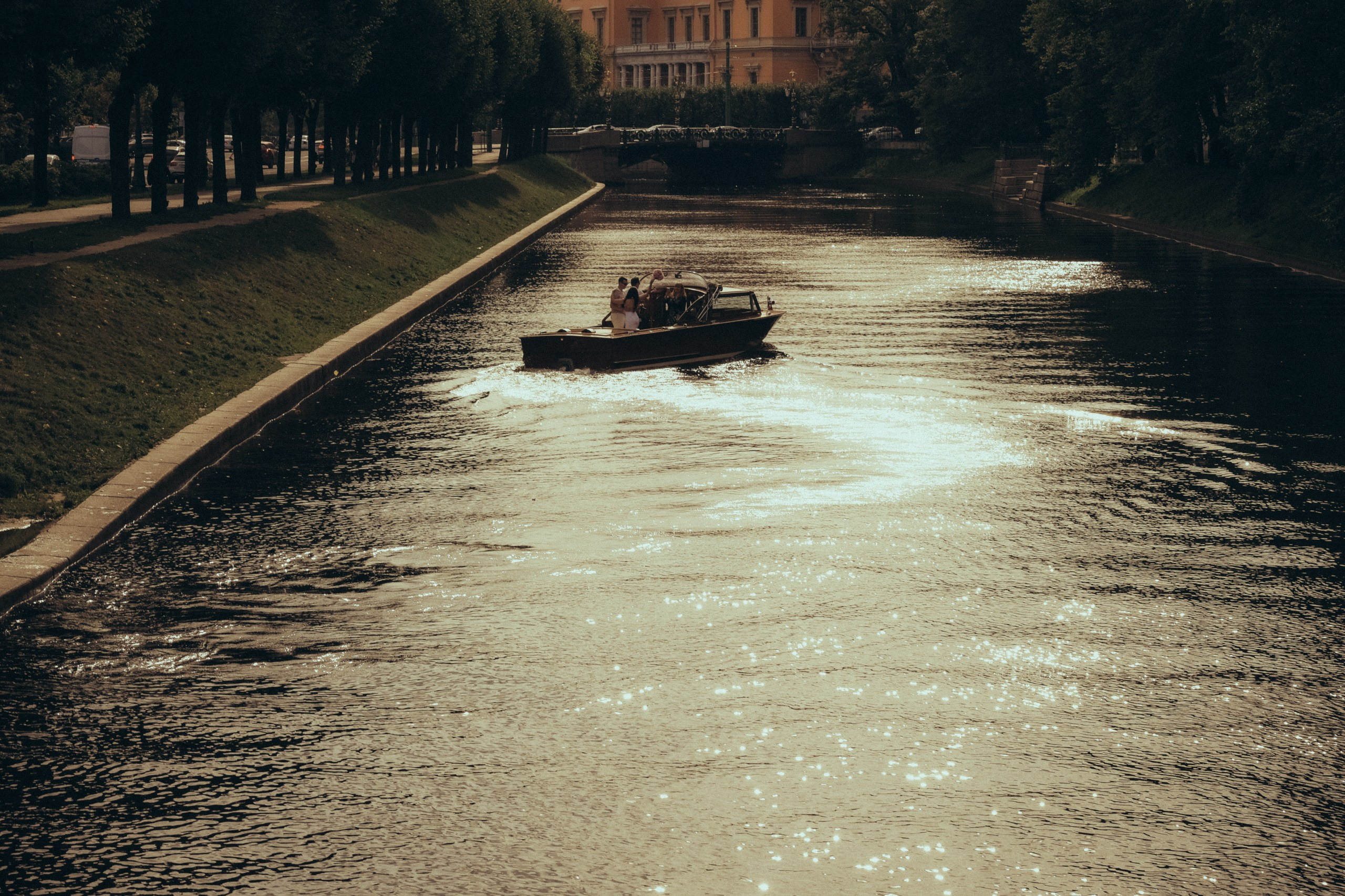 СВАДЕНБНАЯ СЬЕМКА НА КАТЕРЕ ПО КАНАЛАМ САНКТ-ПЕТЕРБУРГА И В АКВАТОРИИ НЕВЫ. Профессиональный фотограф, Санкт-Петербург — Виктория Богомолова