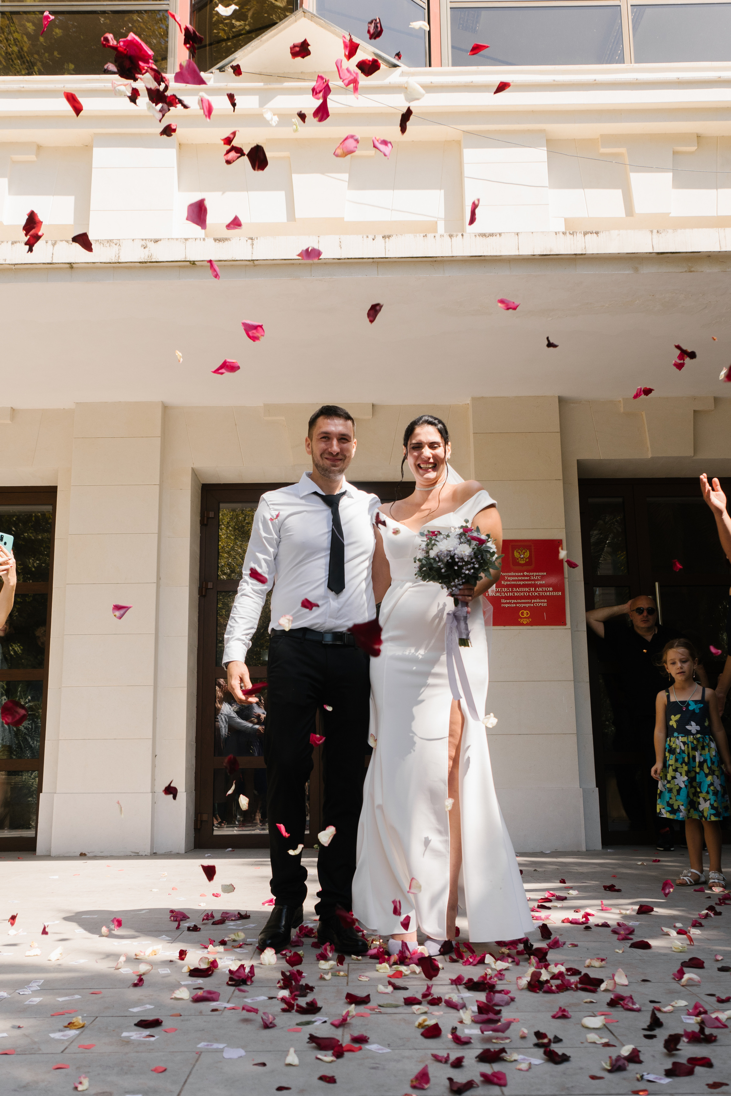 Свадьба Артема и Виктории в ЗАГСе города Сочи и прогулка. Фотограф в Сочи Тиунова Маргарита и Тиунов Евгений