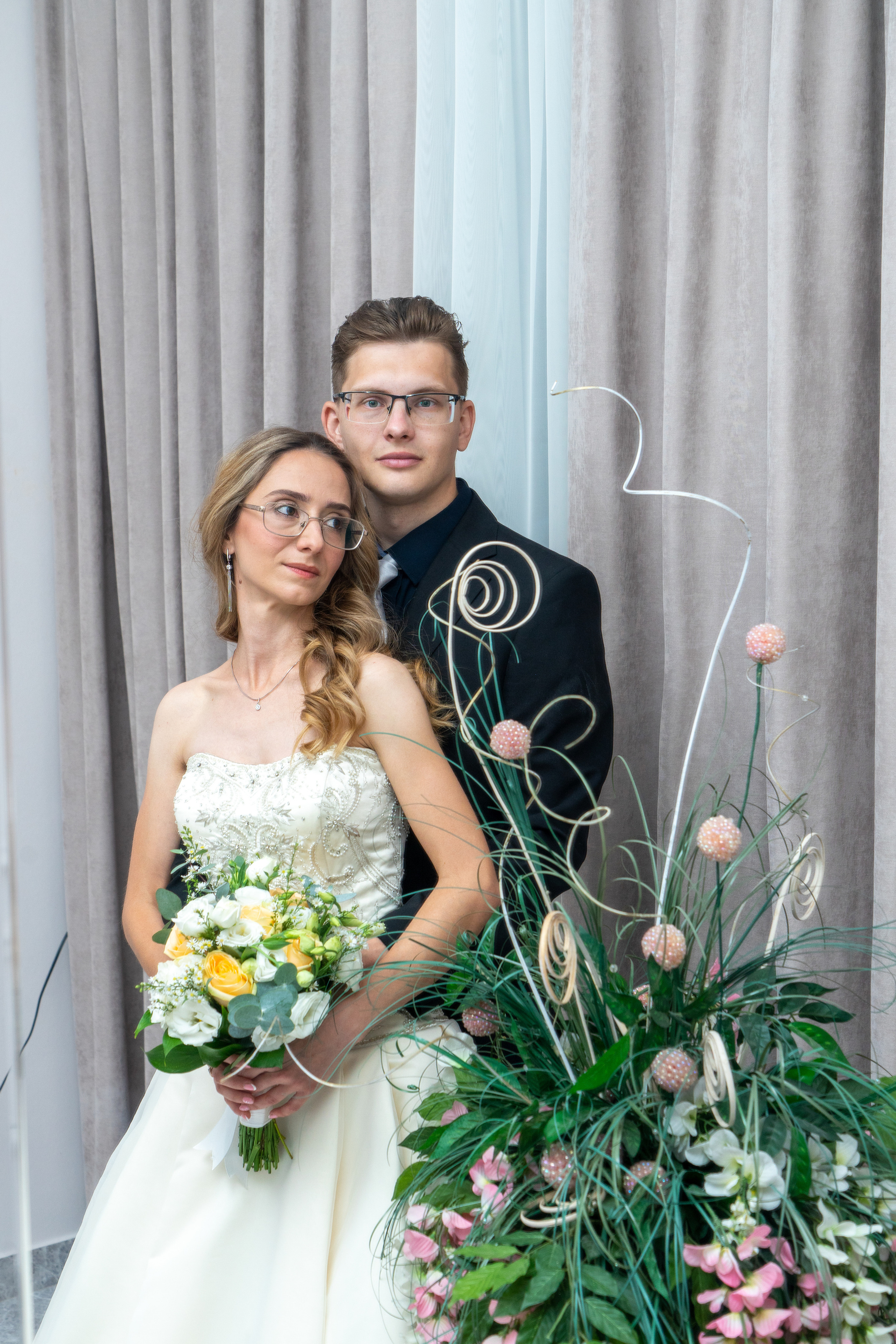 Свадебный день Сергея и Анны в фотостудии и ресторане. Фотограф в Сочи Тиунова Маргарита и Тиунов Евгений