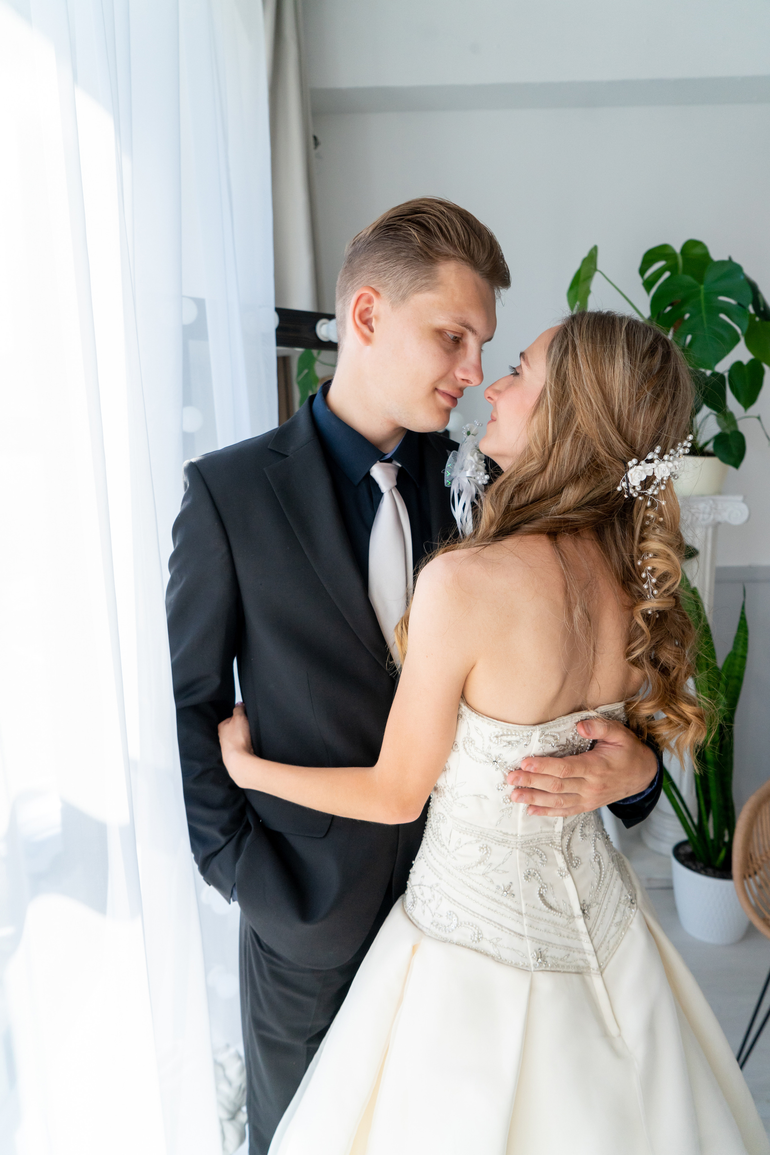 Свадебный день Сергея и Анны в фотостудии и ресторане. Фотограф в Сочи Тиунова Маргарита и Тиунов Евгений