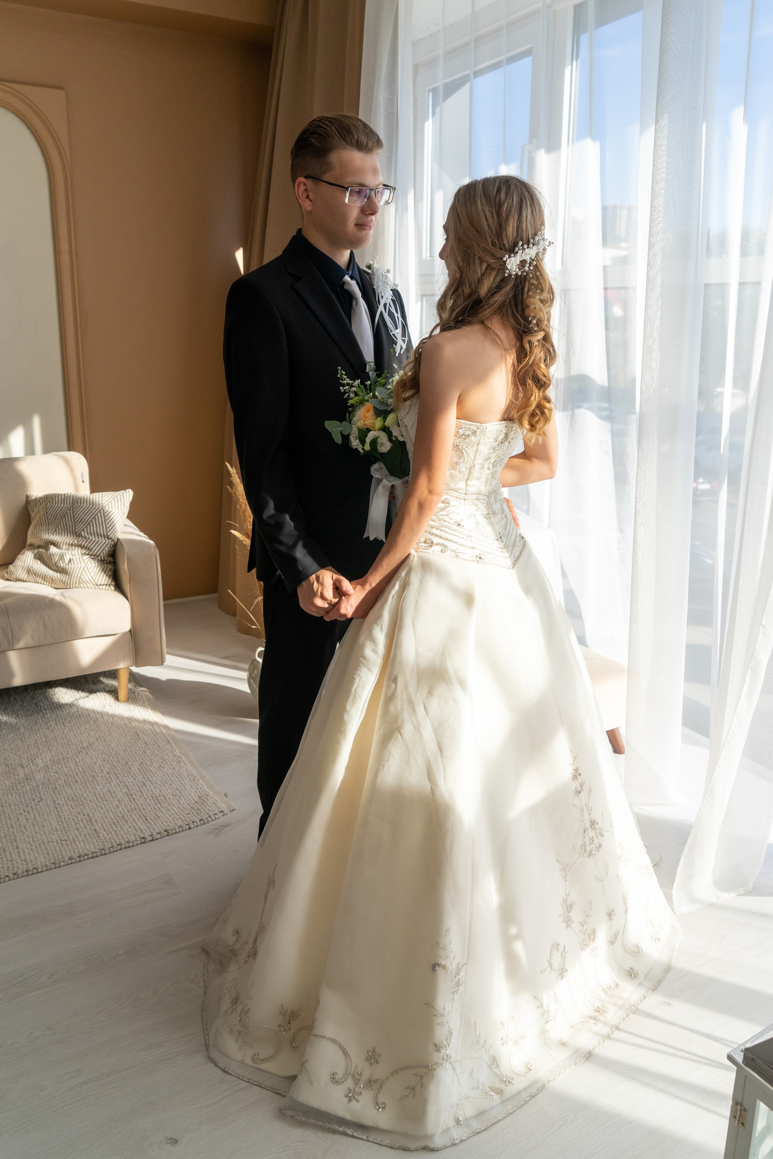 Свадебный день Сергея и Анны в фотостудии и ресторане. Фотограф в Сочи Тиунова Маргарита и Тиунов Евгений