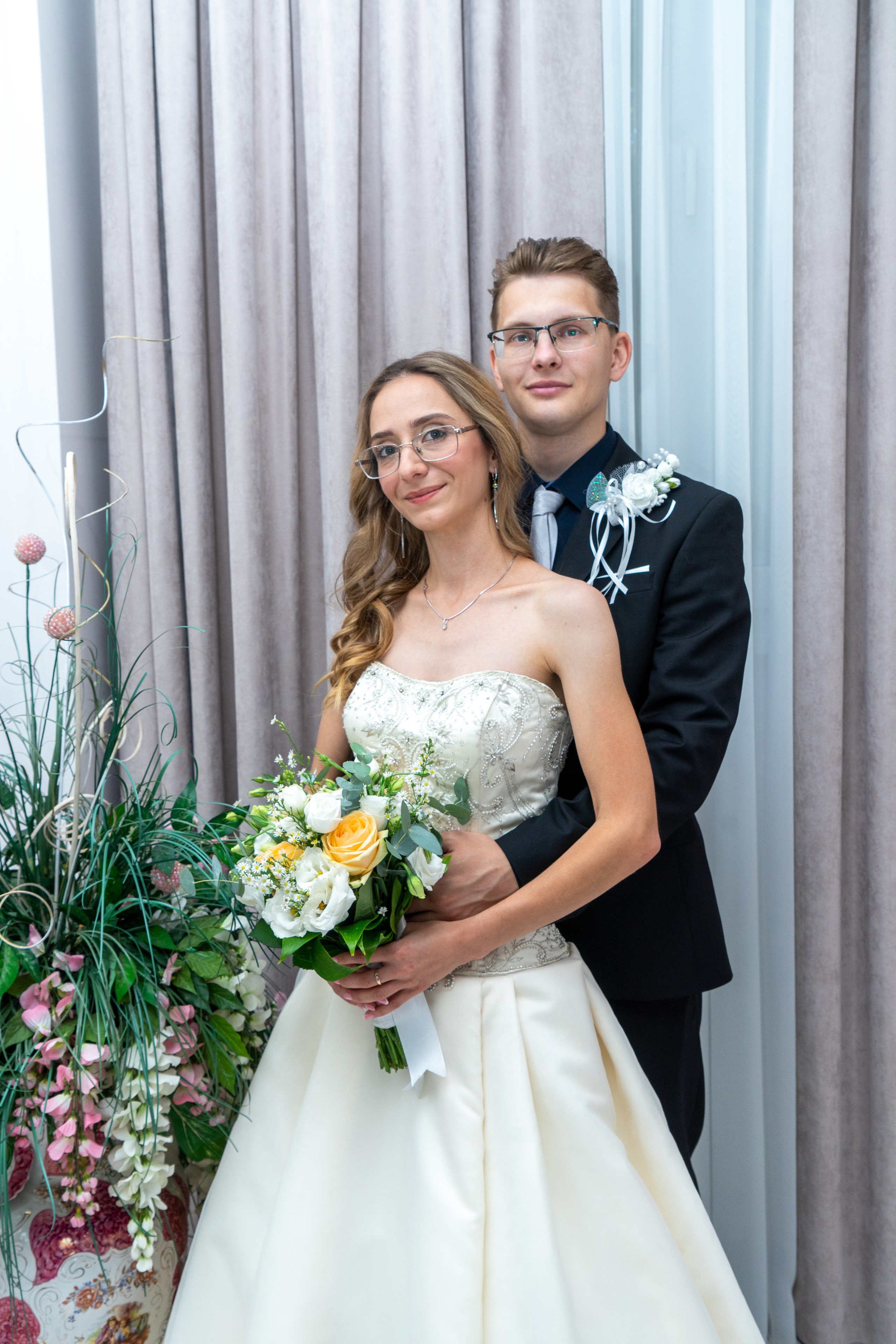 Свадебный день Сергея и Анны в фотостудии и ресторане. Фотограф в Сочи Тиунова Маргарита и Тиунов Евгений