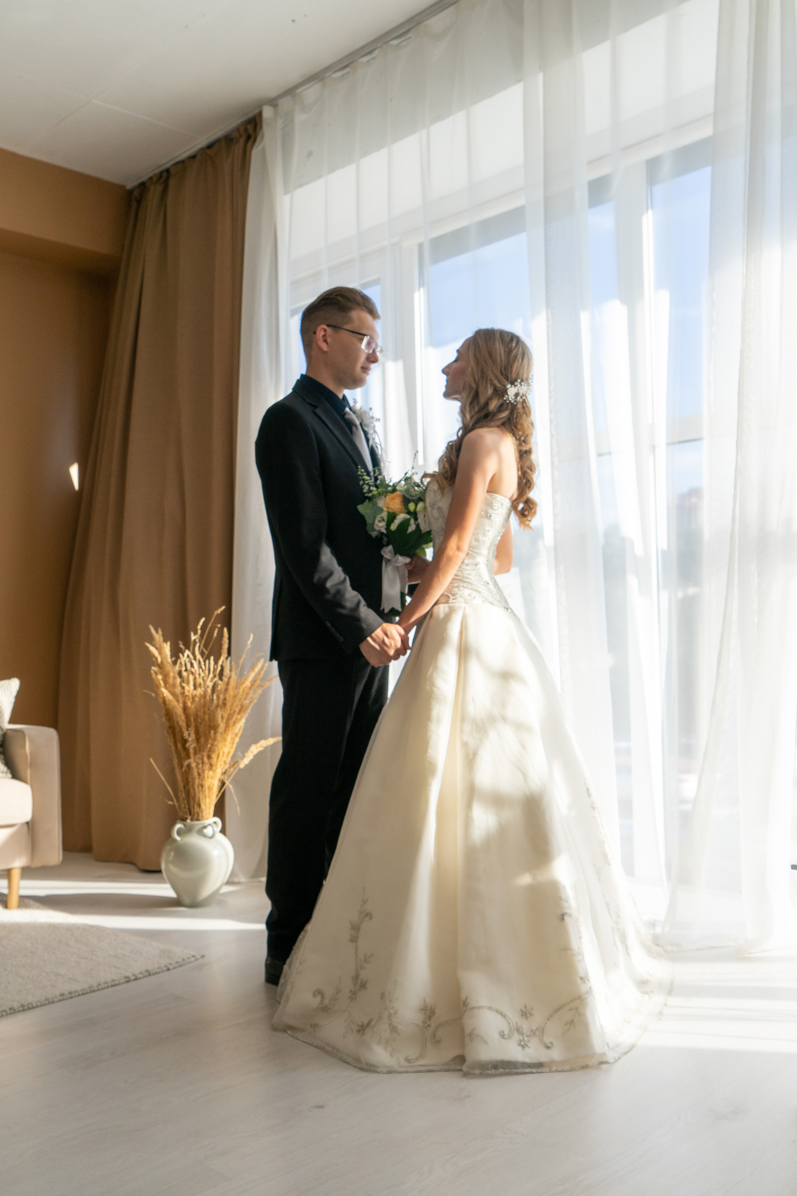 Свадебный день Сергея и Анны в фотостудии и ресторане. Фотограф в Сочи Тиунова Маргарита и Тиунов Евгений