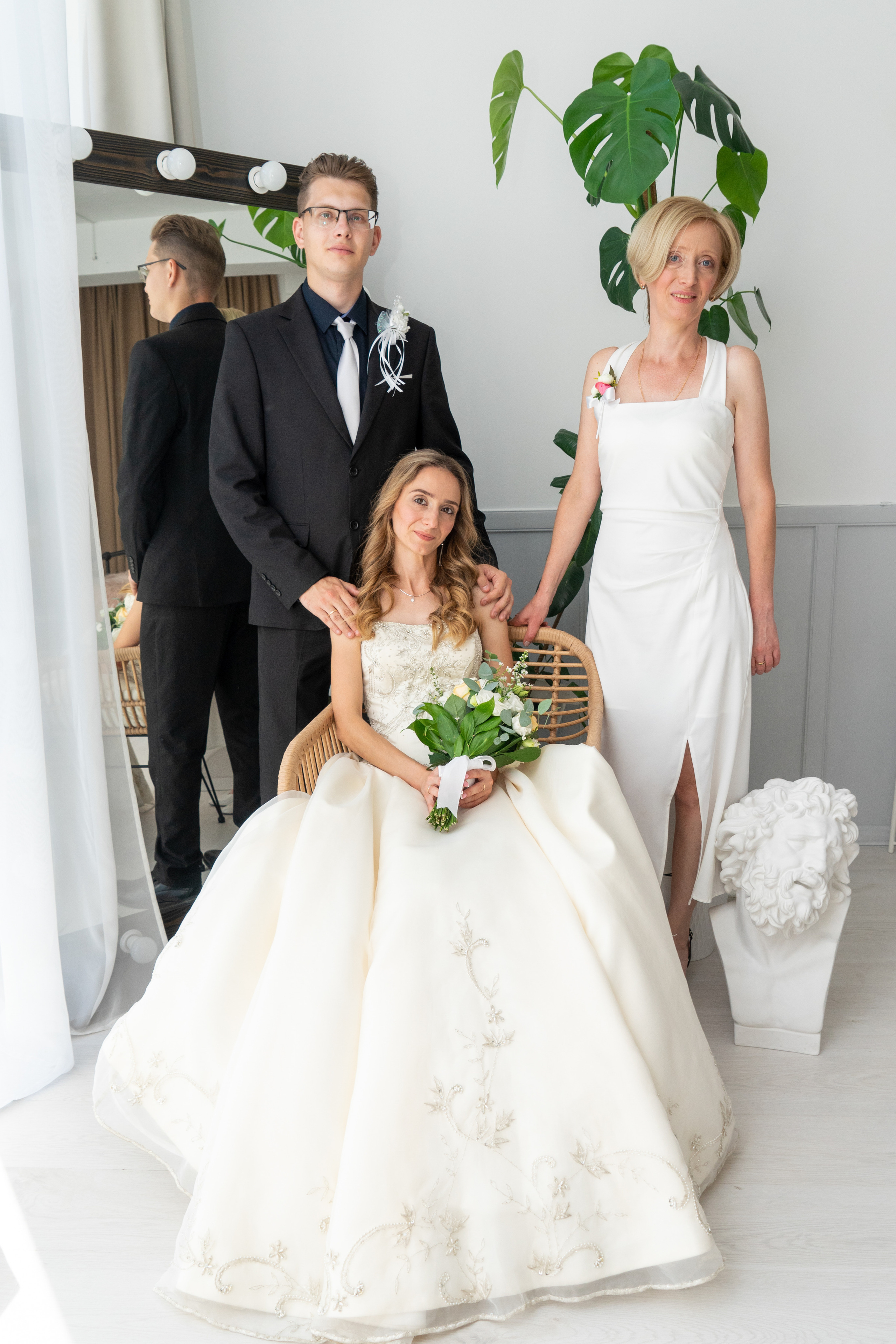 Свадебный день Сергея и Анны в фотостудии и ресторане. Фотограф в Сочи Тиунова Маргарита и Тиунов Евгений