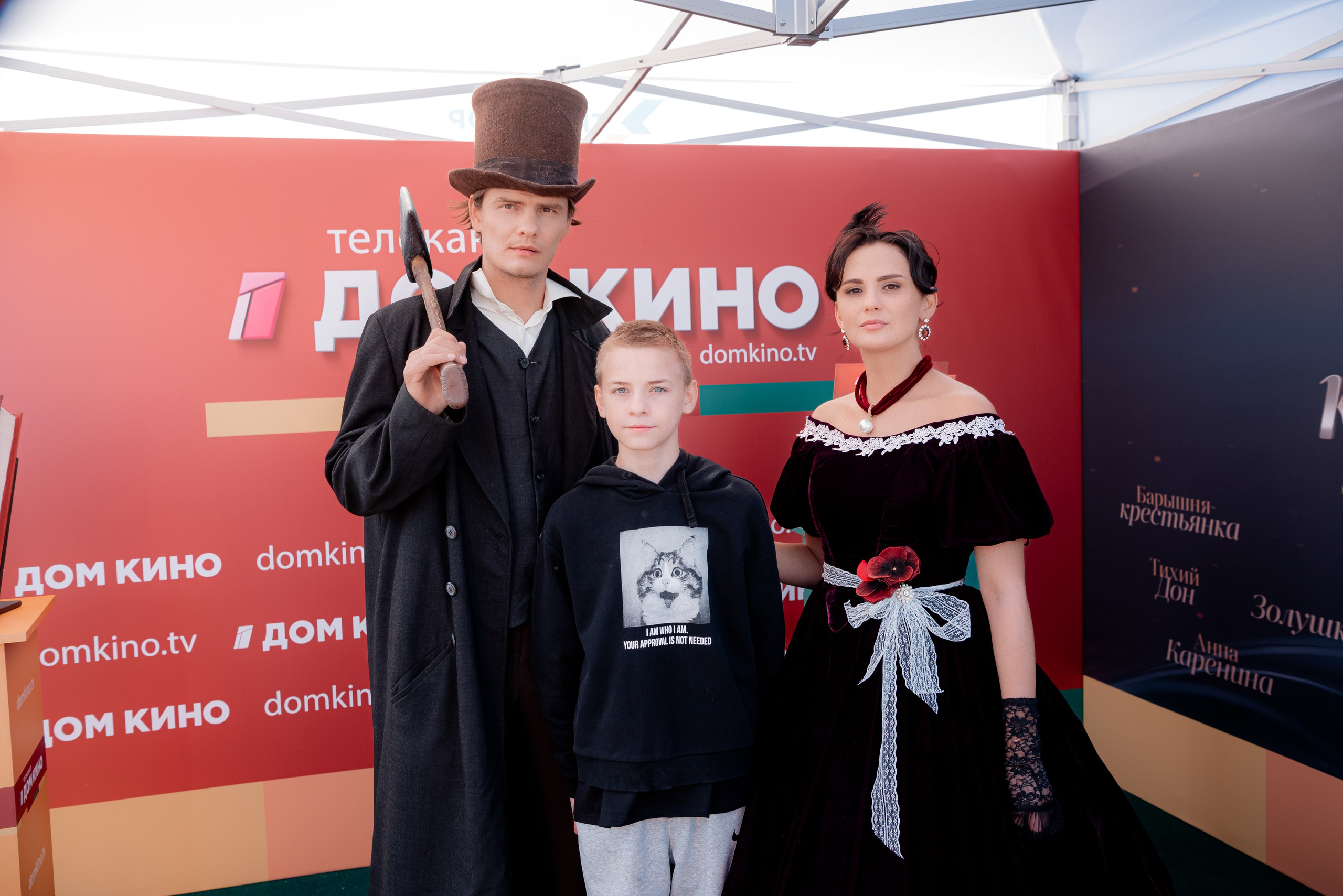 Портретные фото с артистами в палатке Триколор Дом Кинов на день города Волгоград. Фотограф в Волгограде и Волжском Александр Горбань