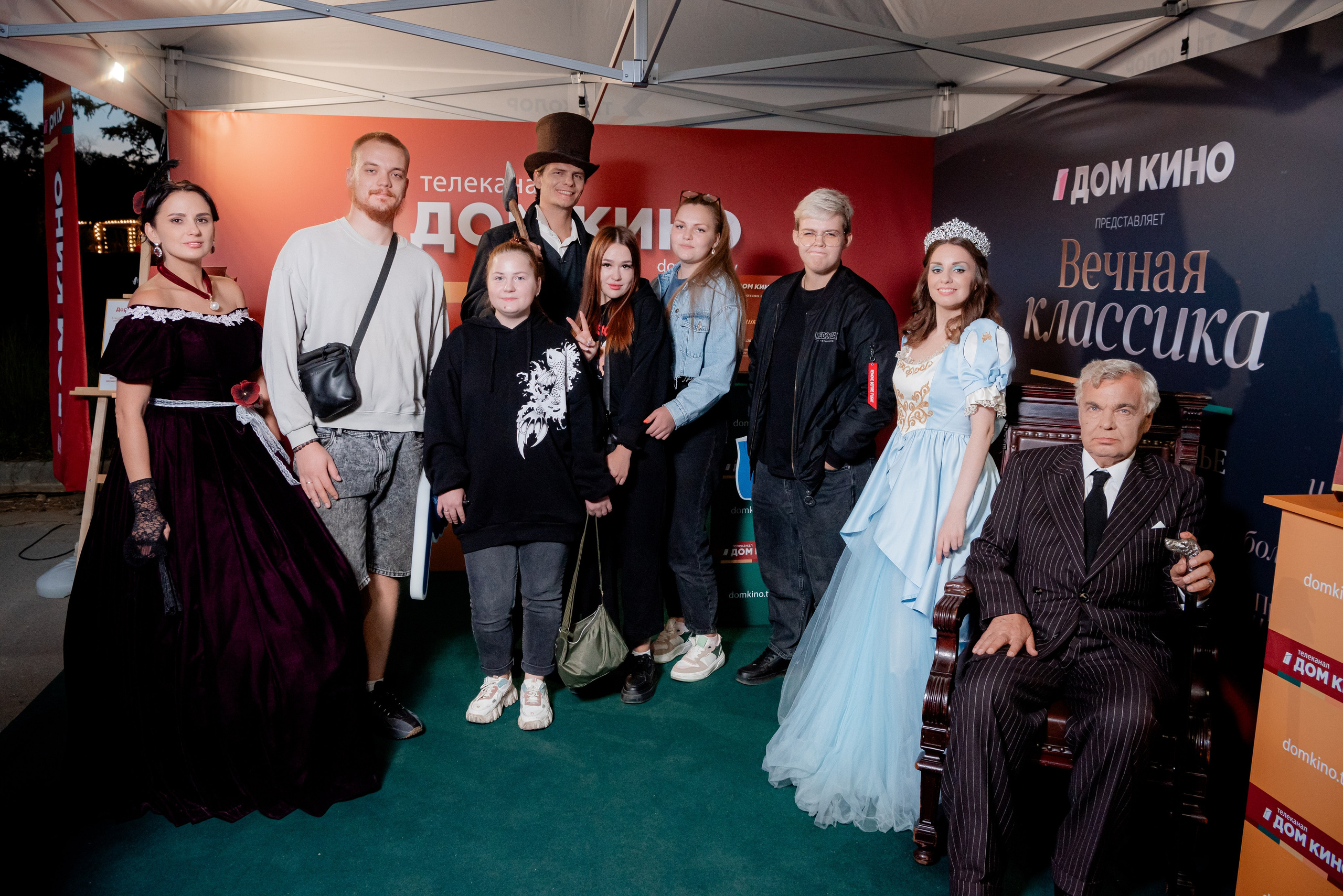 Портретные фото с артистами в палатке Триколор Дом Кинов на день города Волгоград. Фотограф в Волгограде и Волжском Александр Горбань