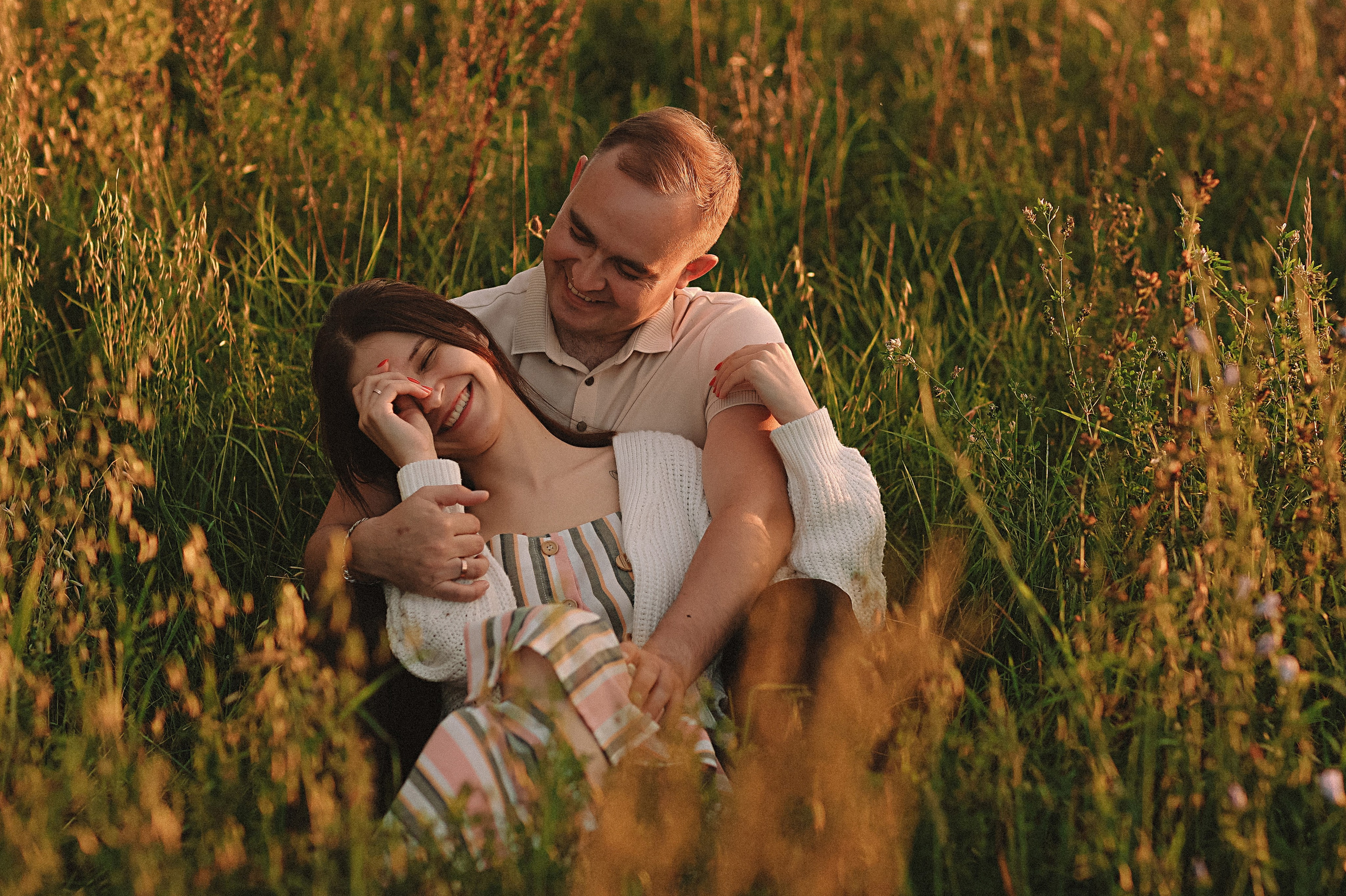 Поле love story на закате. Семейный фотограф Тюмень, фотограф на роды Салмина Мария