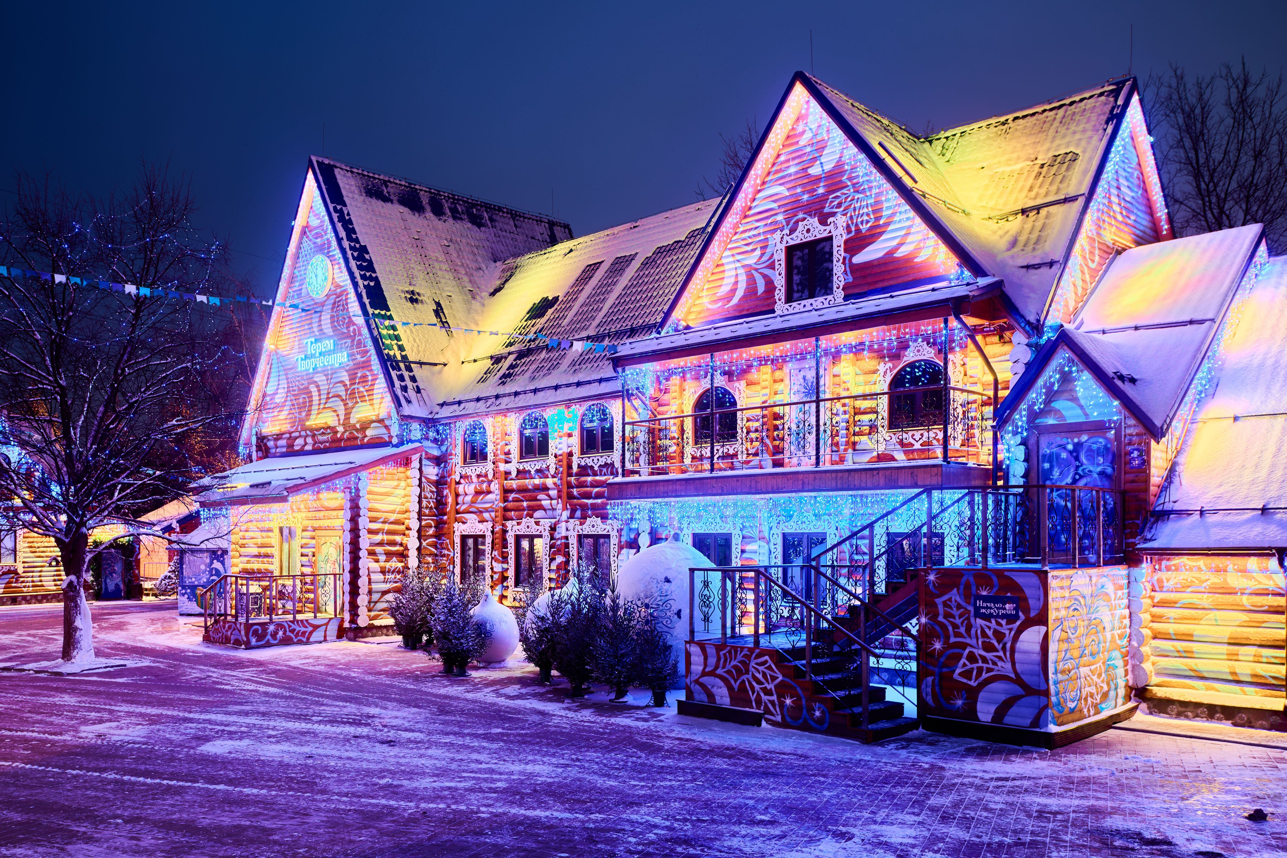 Терема Усадьбы Деда Мороза вечером. Никита Хохловский фото и видео продакшн