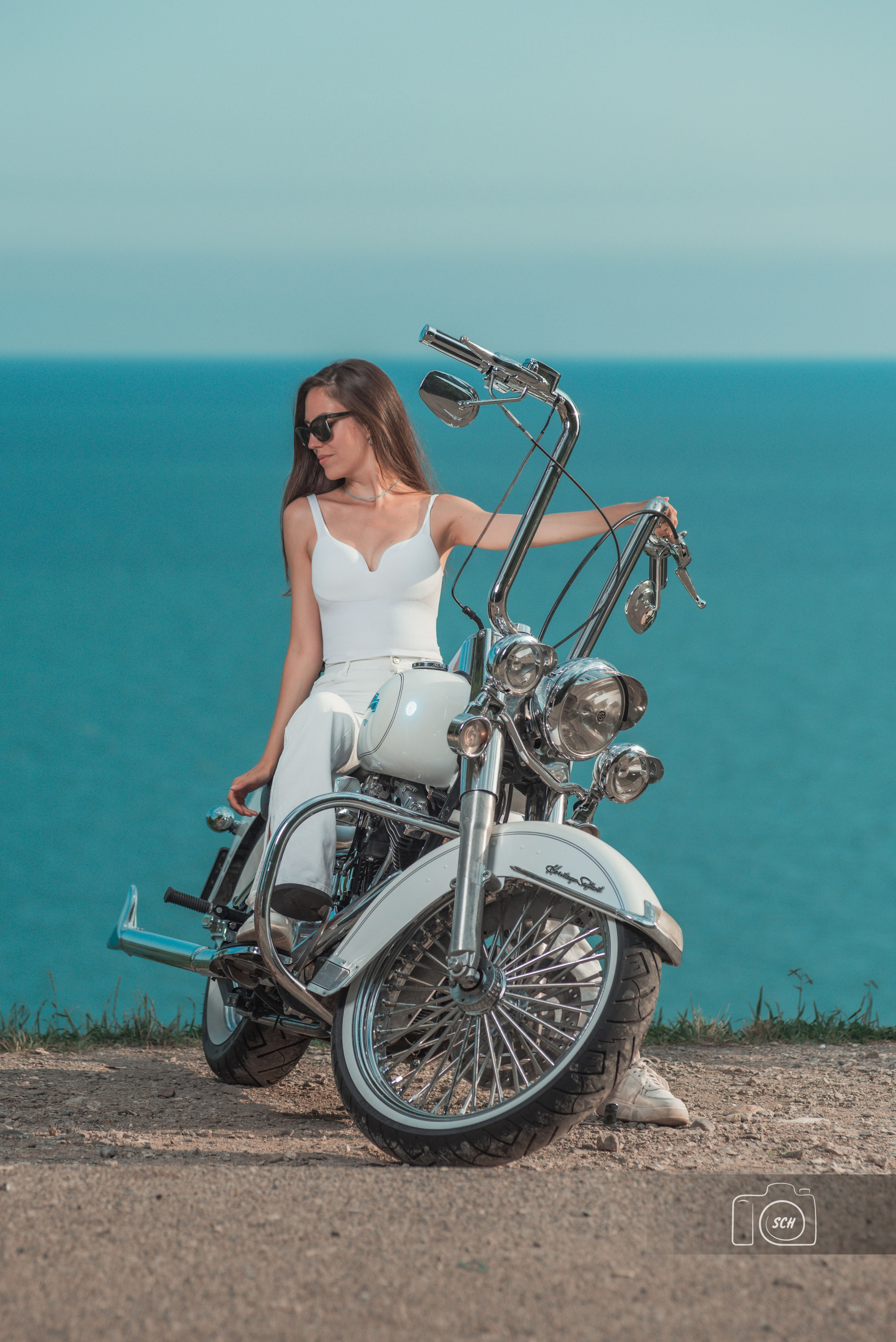 Солнечная фотосессия с белым harley-davidson