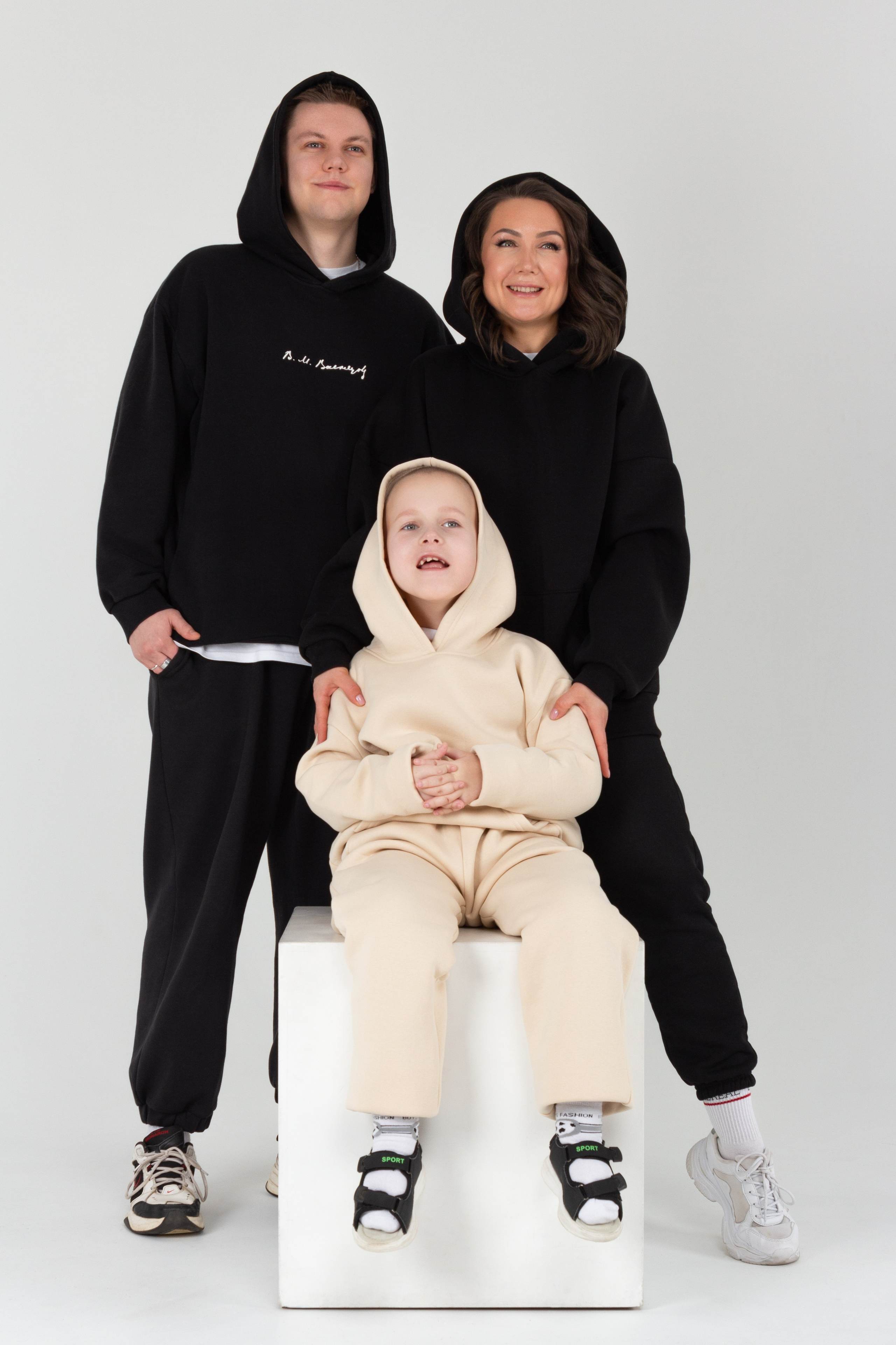 Семейная съемка на циклораме для семьи Арсения. Портретный и семейный фотограф в Санкт-Петербурге Ульяна Жукова