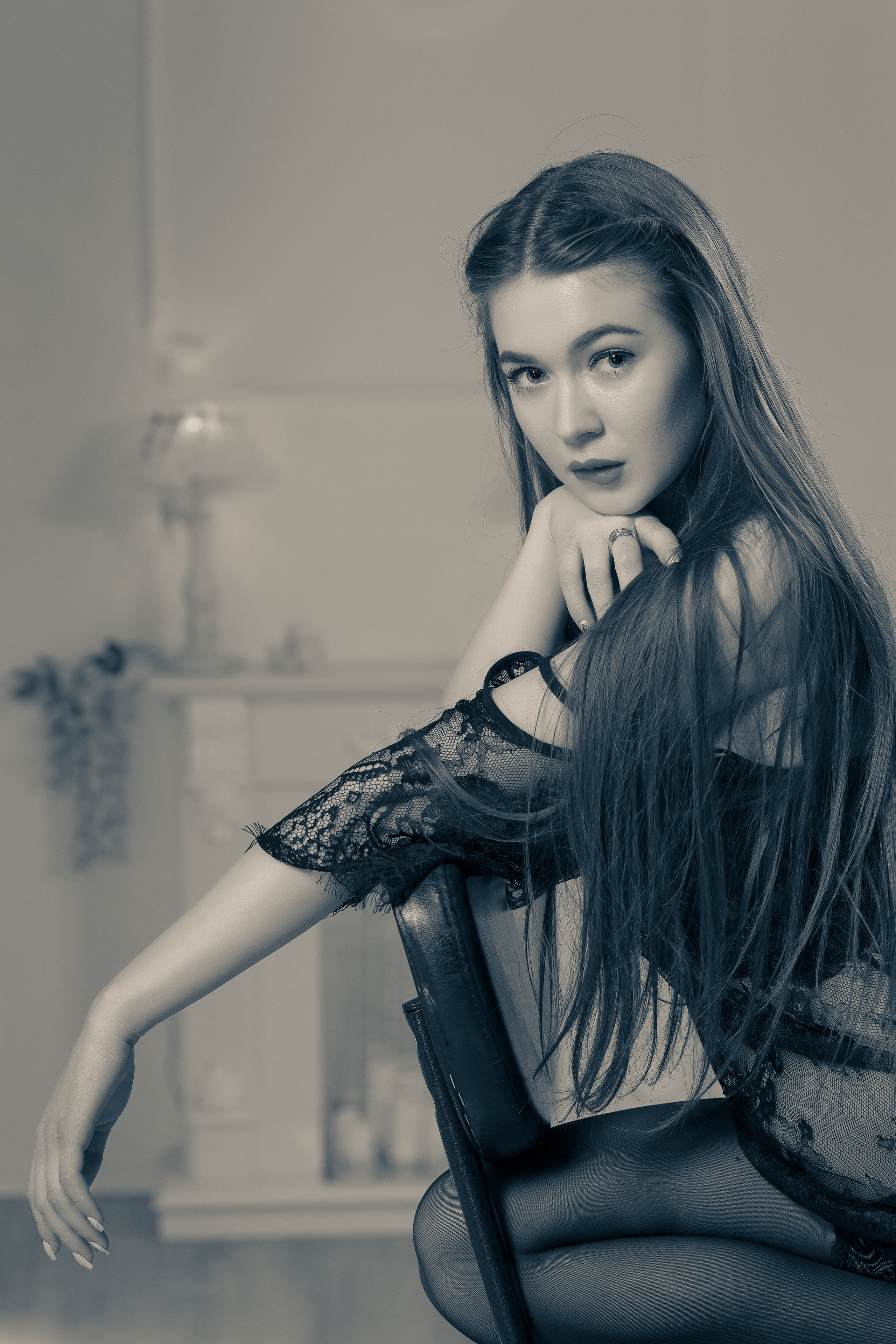 Пахнет едва уловимо 
Пряным букетом вина. 
Женщина пахнет мужчиной, 
Если она влюблена. 
