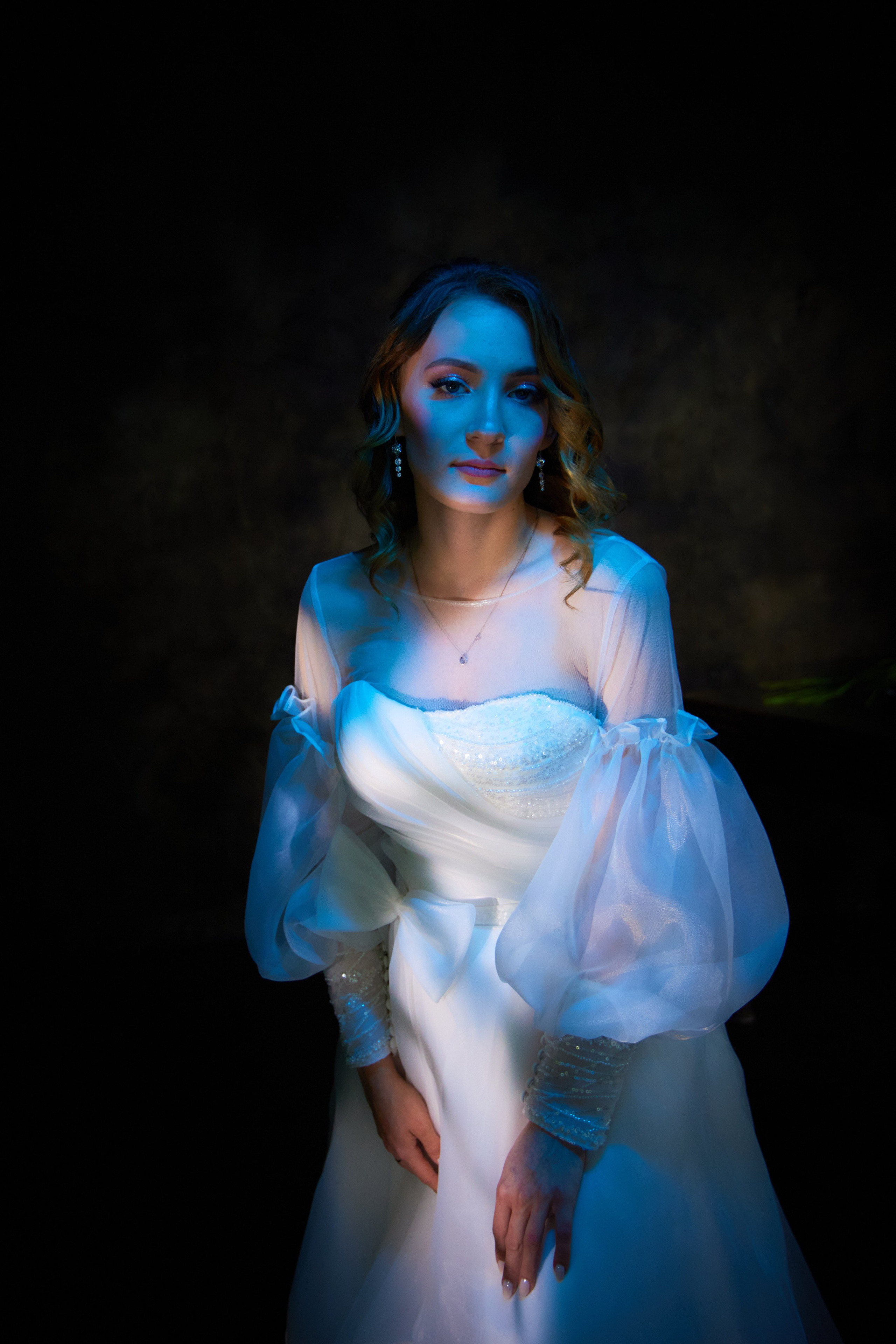 невеста с синей подсветкой фонаря