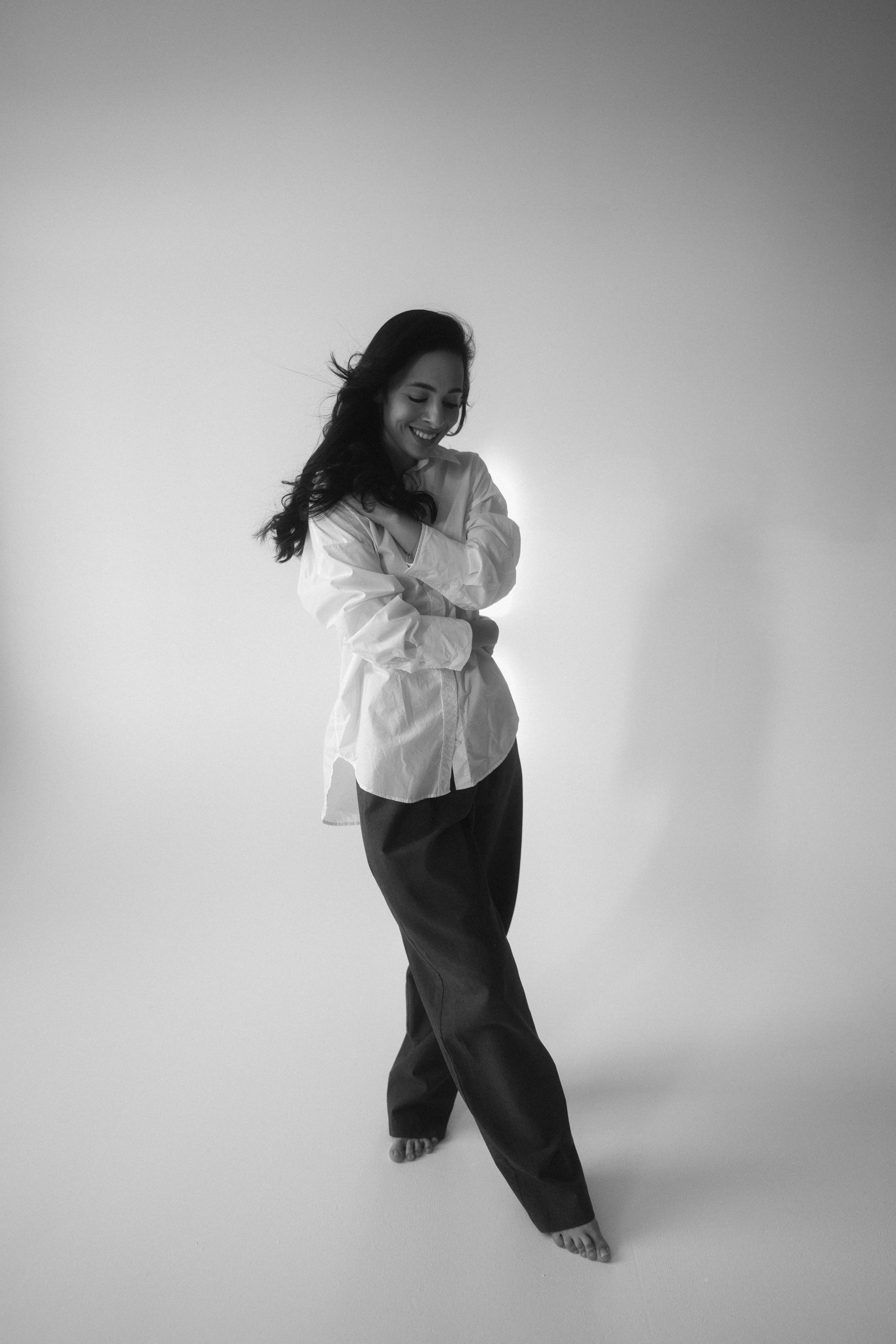 Женская портретная чб фотосессия в студии на циклораме в Казани