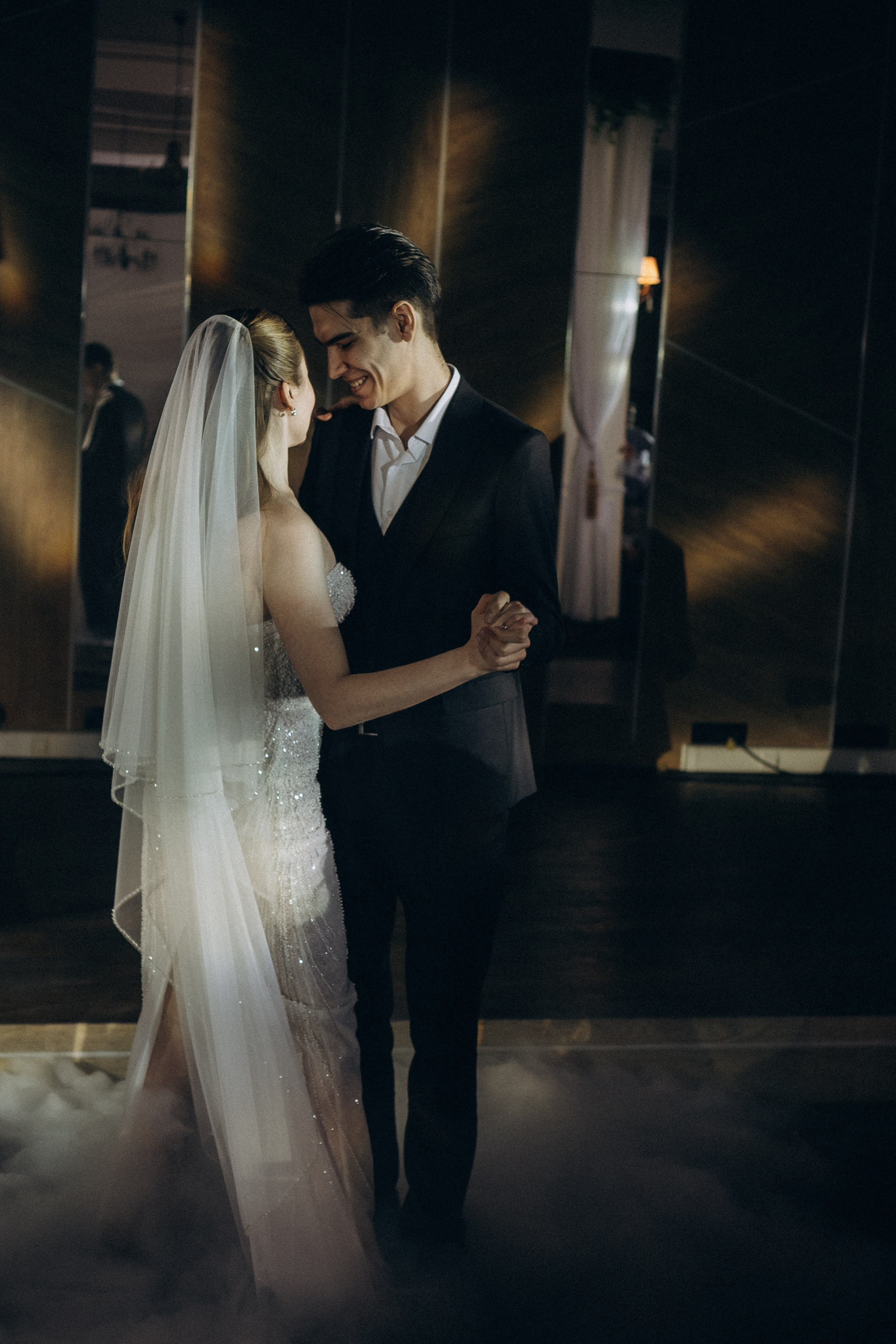 ПЕРВЫЙ ТАНЕЦ МОЛОДЫХ НА БАНКЕТЕ. ТРОГАТЕЛЬНЫЙ МОМЕНТ (СНЯТО В СИБИРЕ В НИЖНЕВАРТОВСКЕ). Профессиональный фотограф, Санкт-Петербург — Виктория Богомолова