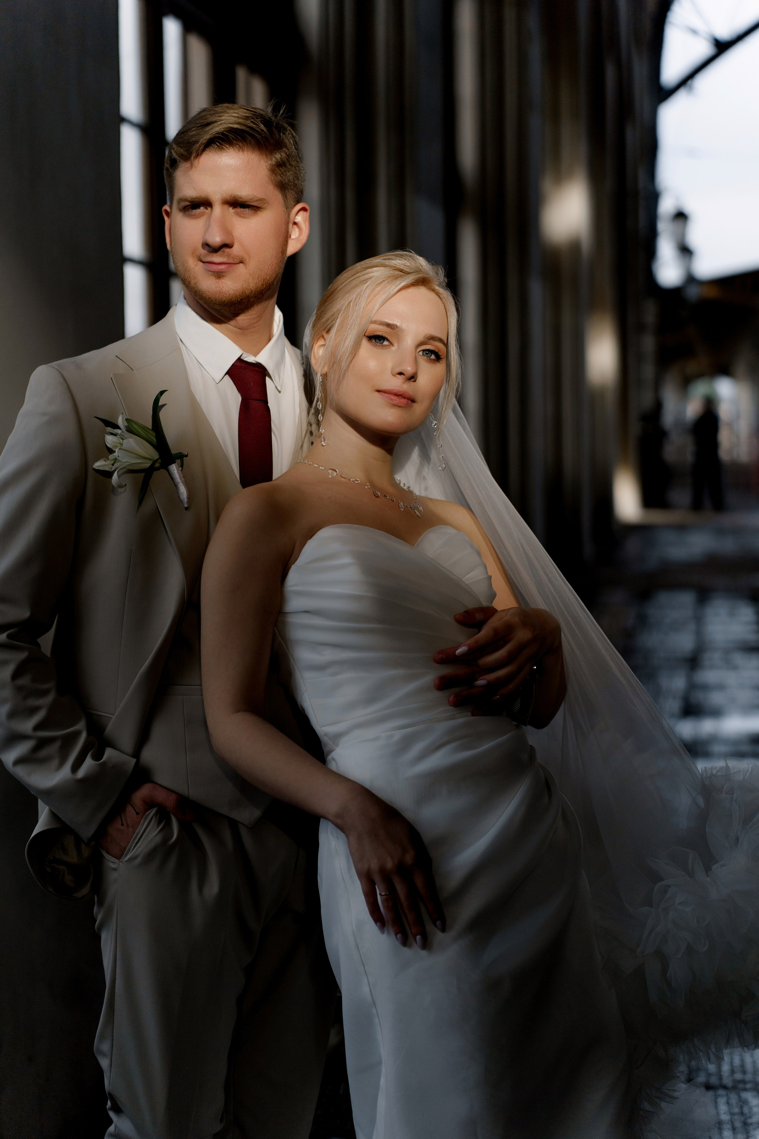 Свадьба в Санкт-Петербурге, фотосессия на прогулке, Крупный портрет невесты и жениха, на вокзале в Павловске.