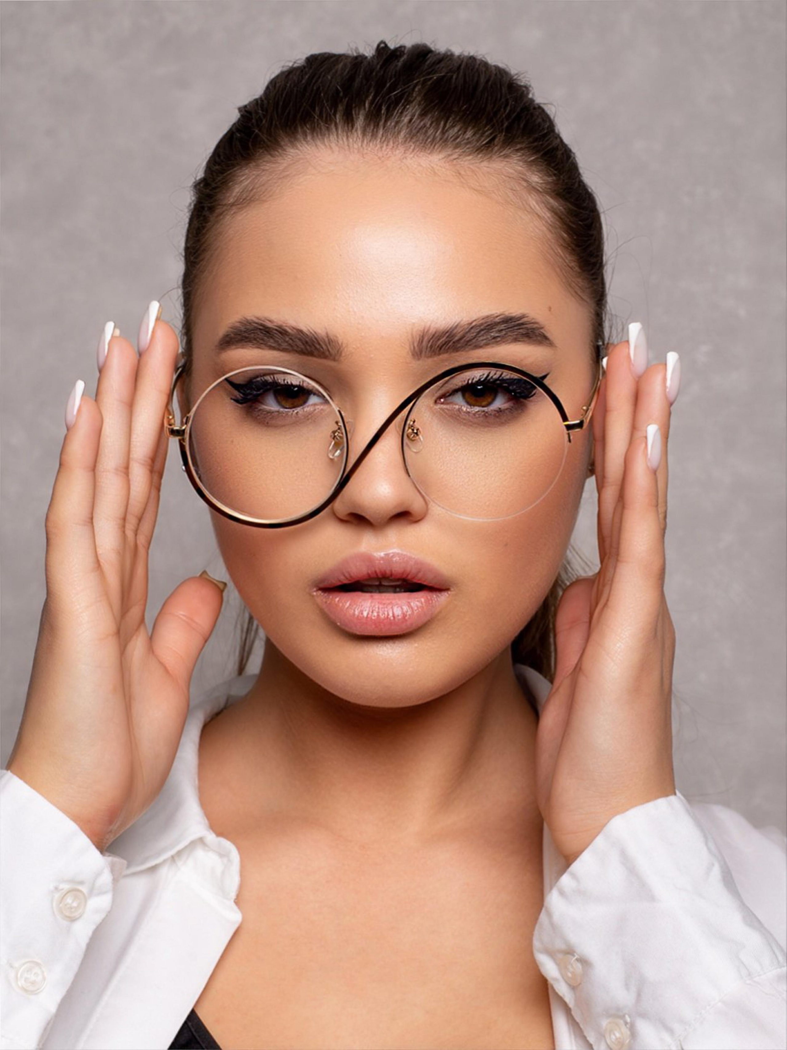 Модель рекламирует очки для вайлдбериз, съемка в интерьере