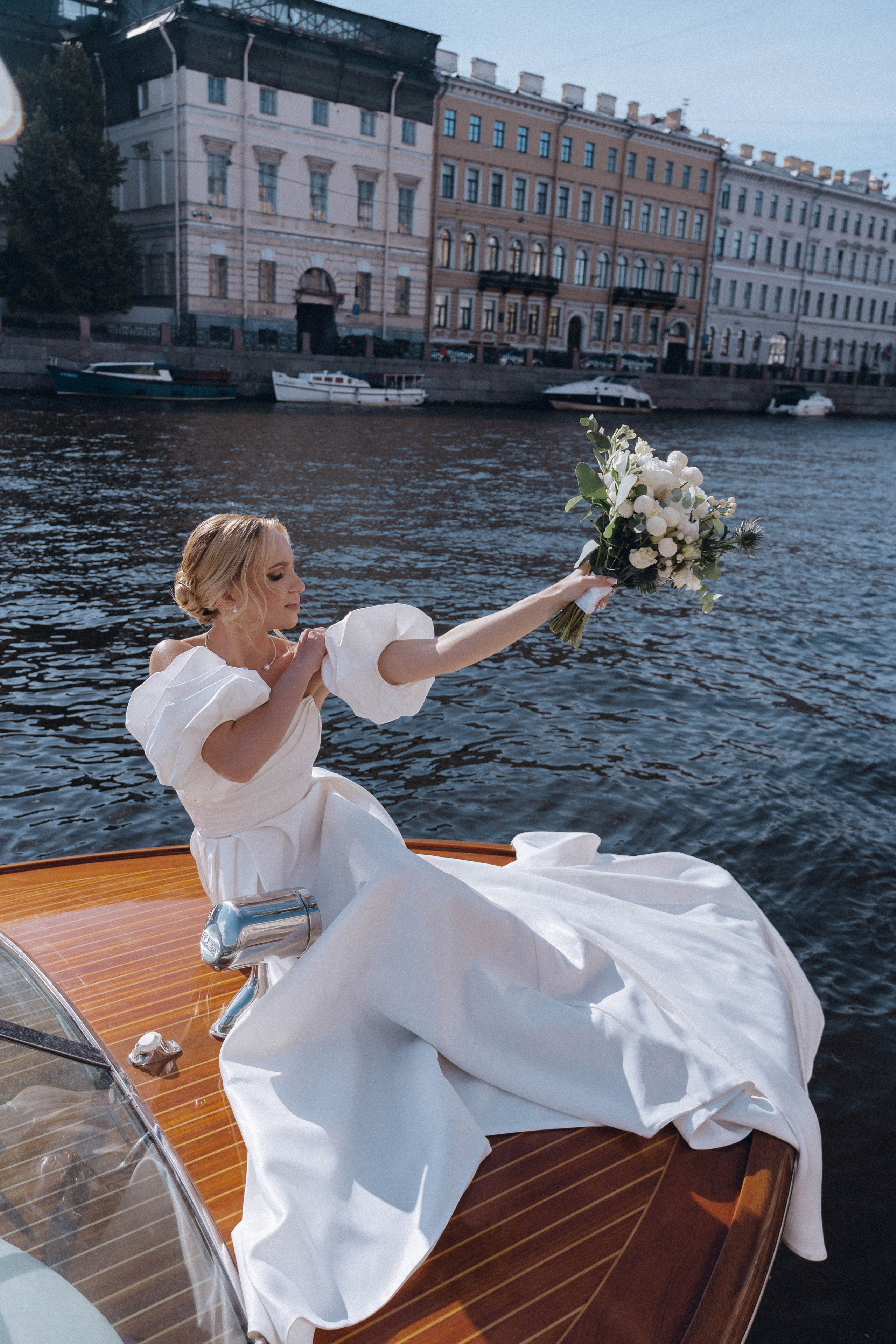 СВАДЕНБНАЯ СЬЕМКА НА КАТЕРЕ ПО КАНАЛАМ САНКТ-ПЕТЕРБУРГА И В АКВАТОРИИ НЕВЫ. Профессиональный фотограф, Санкт-Петербург — Виктория Богомолова