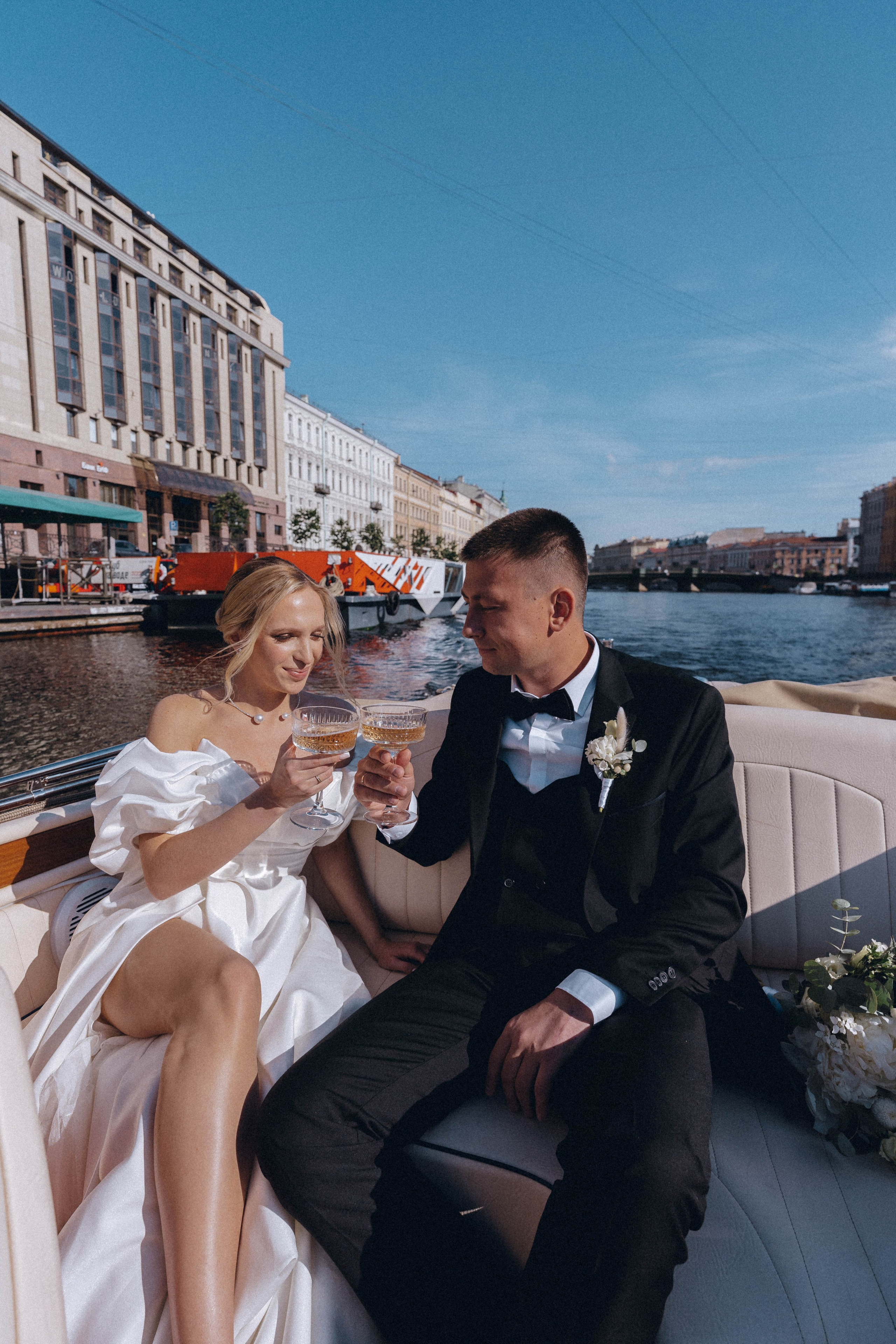 СВАДЕНБНАЯ СЬЕМКА НА КАТЕРЕ ПО КАНАЛАМ САНКТ-ПЕТЕРБУРГА И В АКВАТОРИИ НЕВЫ. Профессиональный фотограф, Санкт-Петербург — Виктория Богомолова