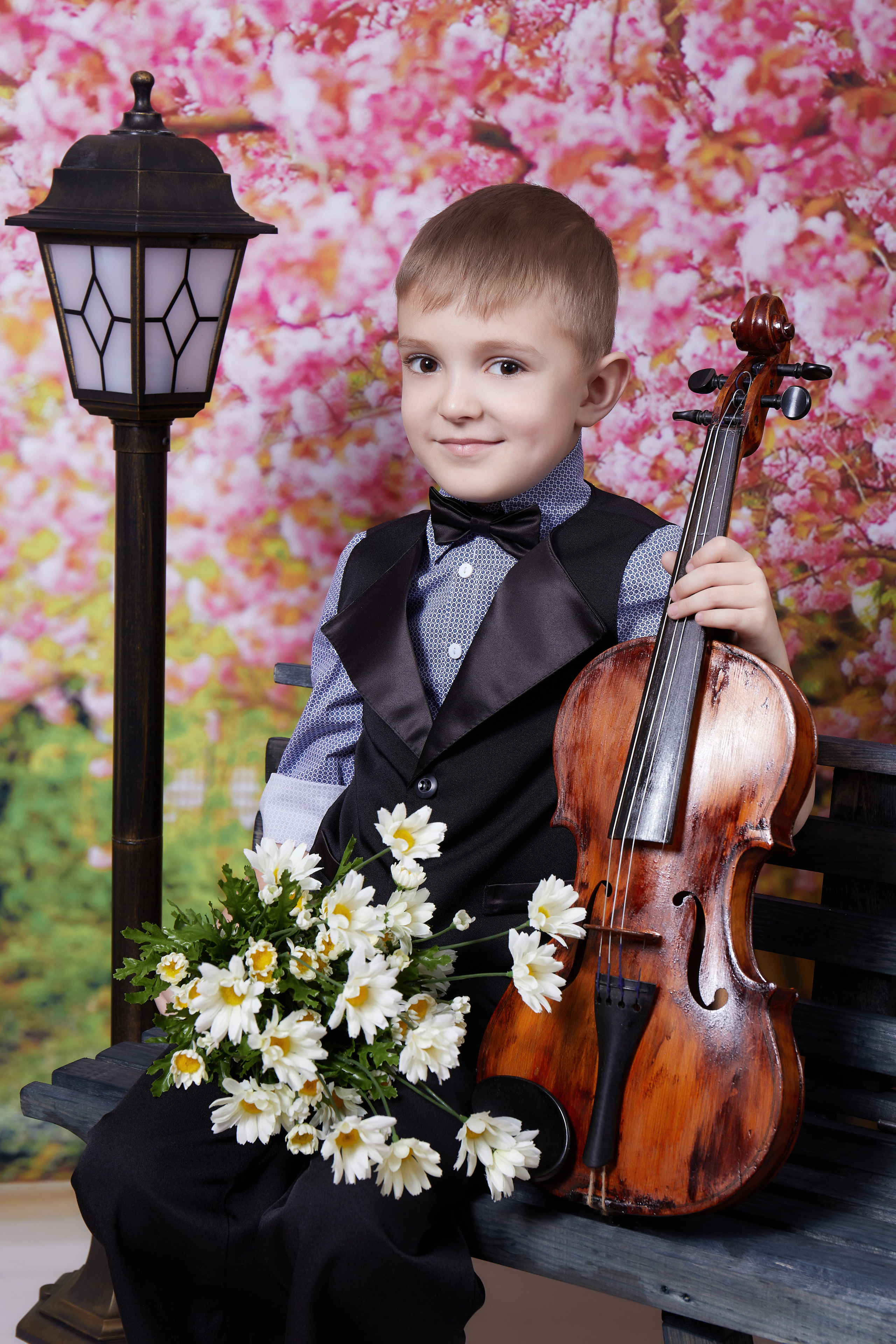 Костюмированная фотосессия «Дети на скамейке с цветами и скрипкой». Свадебный и семейный фотограф в Томске Константин Янучковский