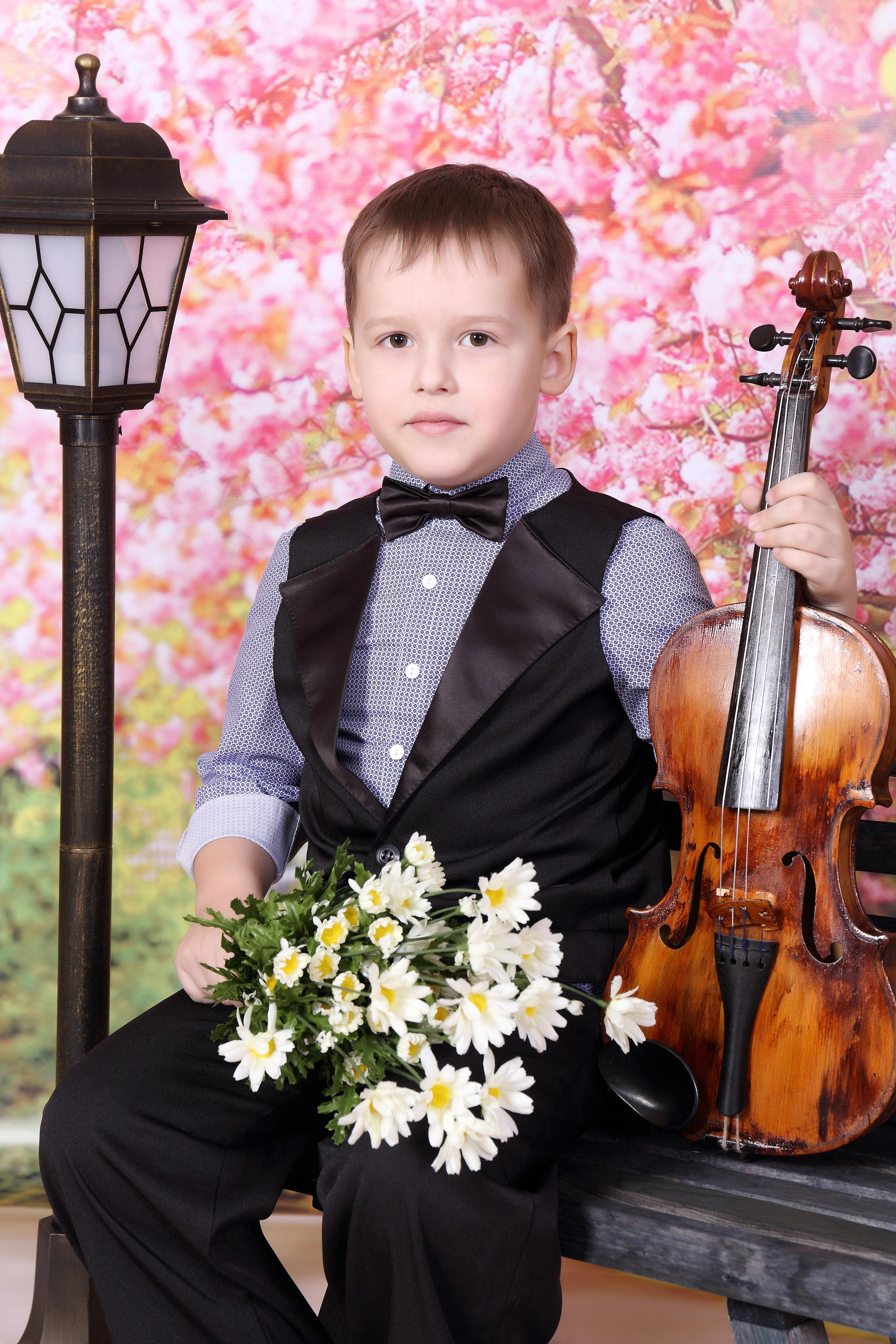 Костюмированная фотосессия «Дети на скамейке с цветами и скрипкой». Свадебный и семейный фотограф в Томске Константин Янучковский