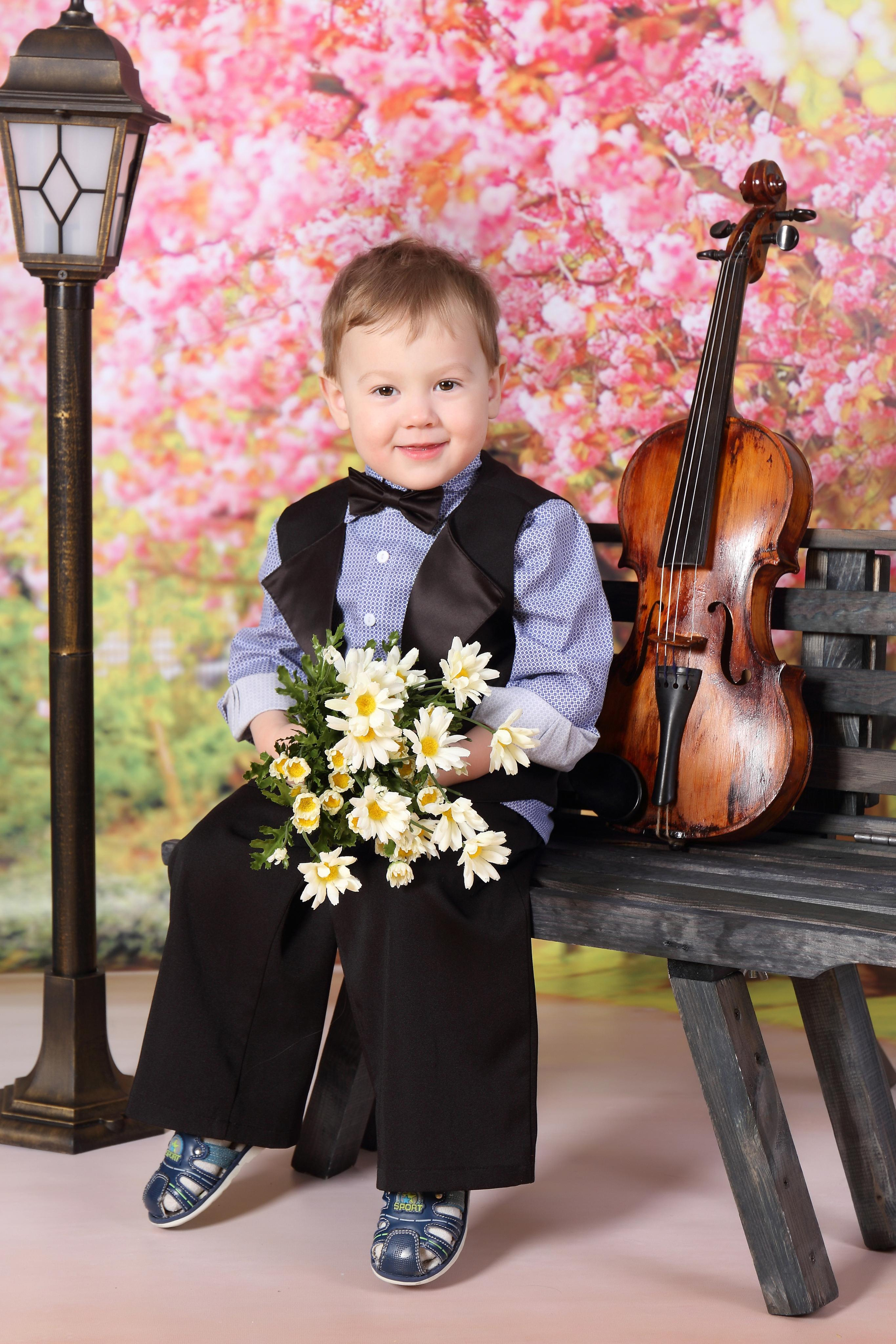 Костюмированная фотосессия «Дети на скамейке с цветами и скрипкой». Свадебный и семейный фотограф в Томске Константин Янучковский
