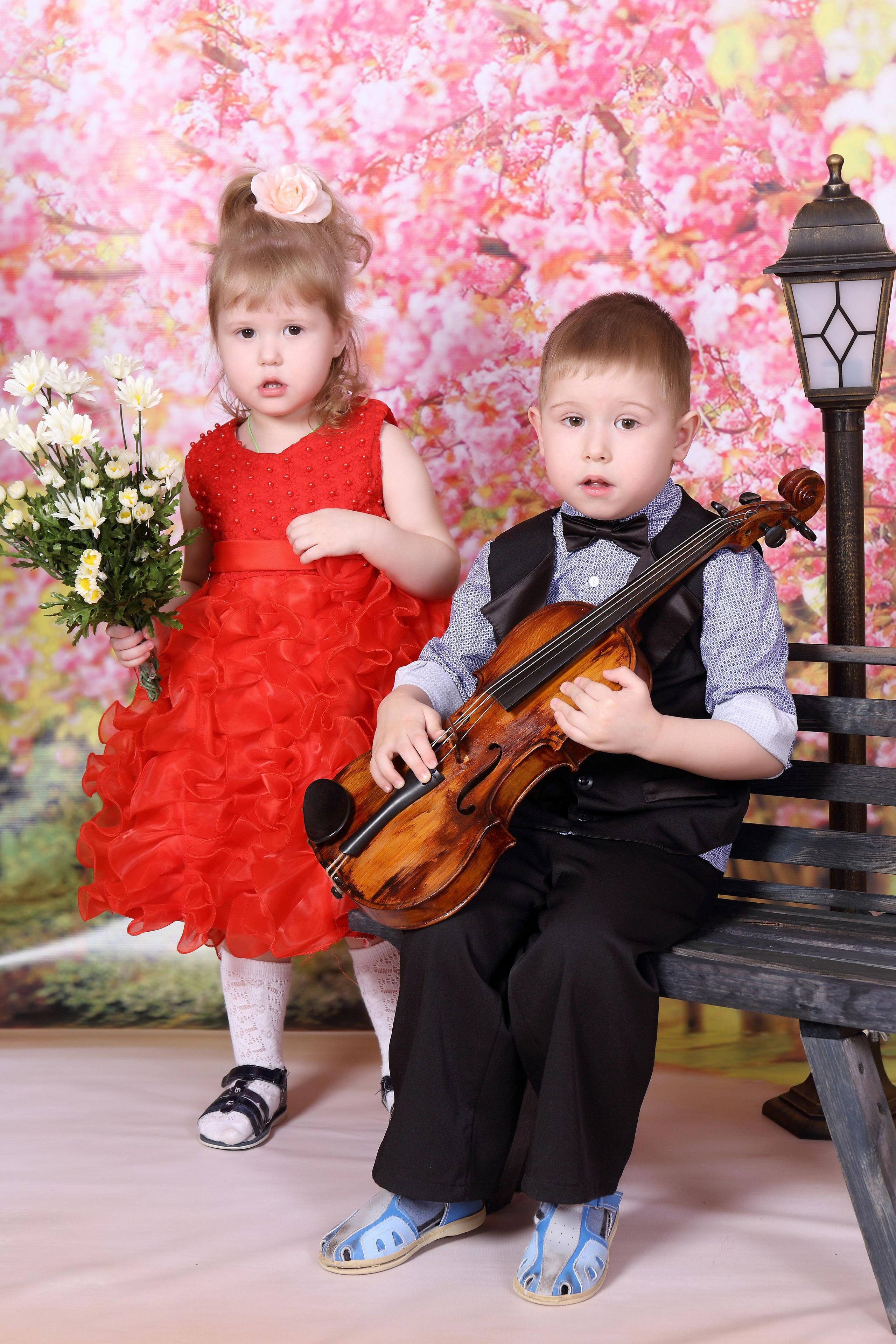 Костюмированная фотосессия «Дети на скамейке с цветами и скрипкой». Свадебный и семейный фотограф в Томске Константин Янучковский