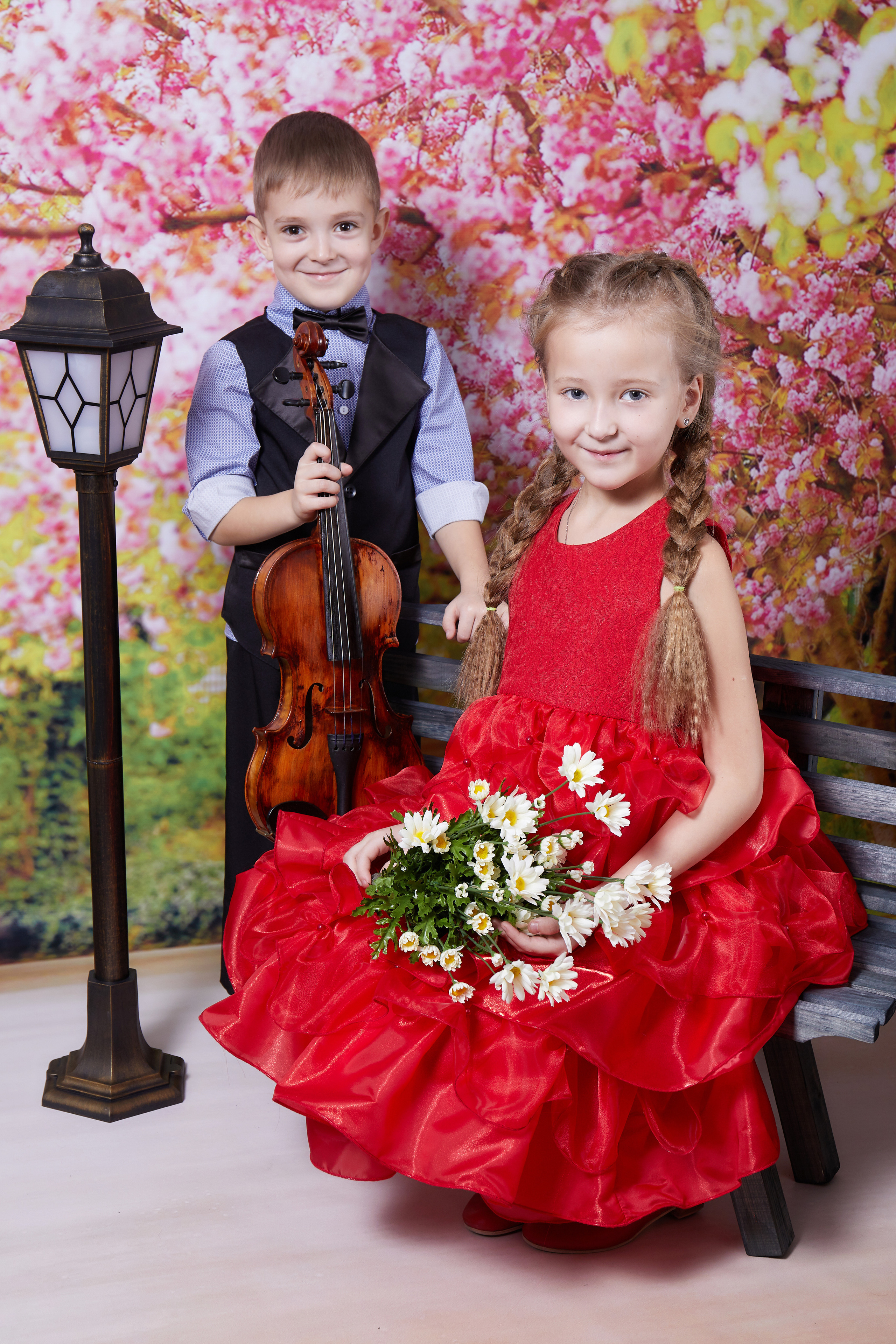Костюмированная фотосессия «Дети на скамейке с цветами и скрипкой». Свадебный и семейный фотограф в Томске Константин Янучковский