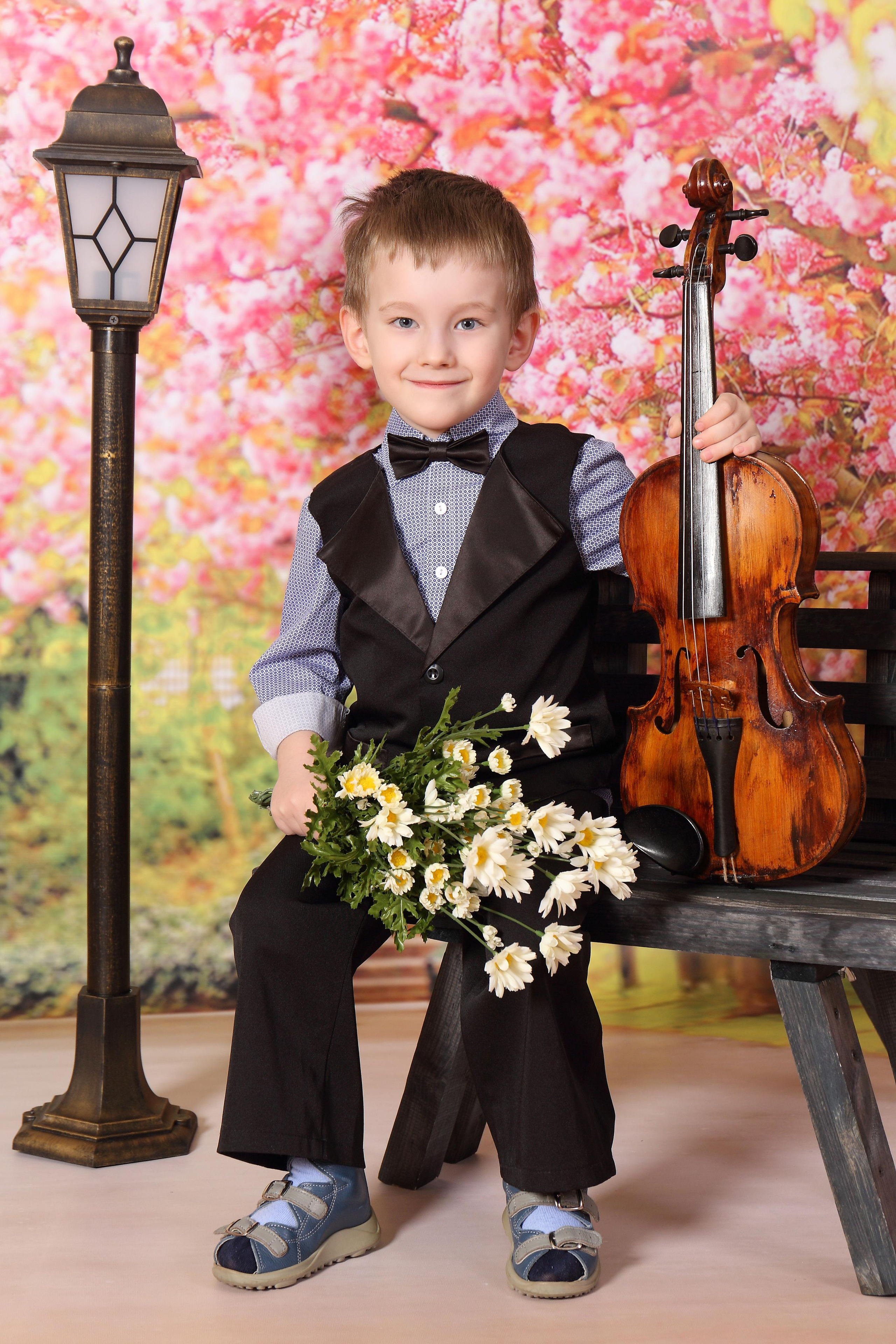 Костюмированная фотосессия «Дети на скамейке с цветами и скрипкой». Свадебный и семейный фотограф в Томске Константин Янучковский