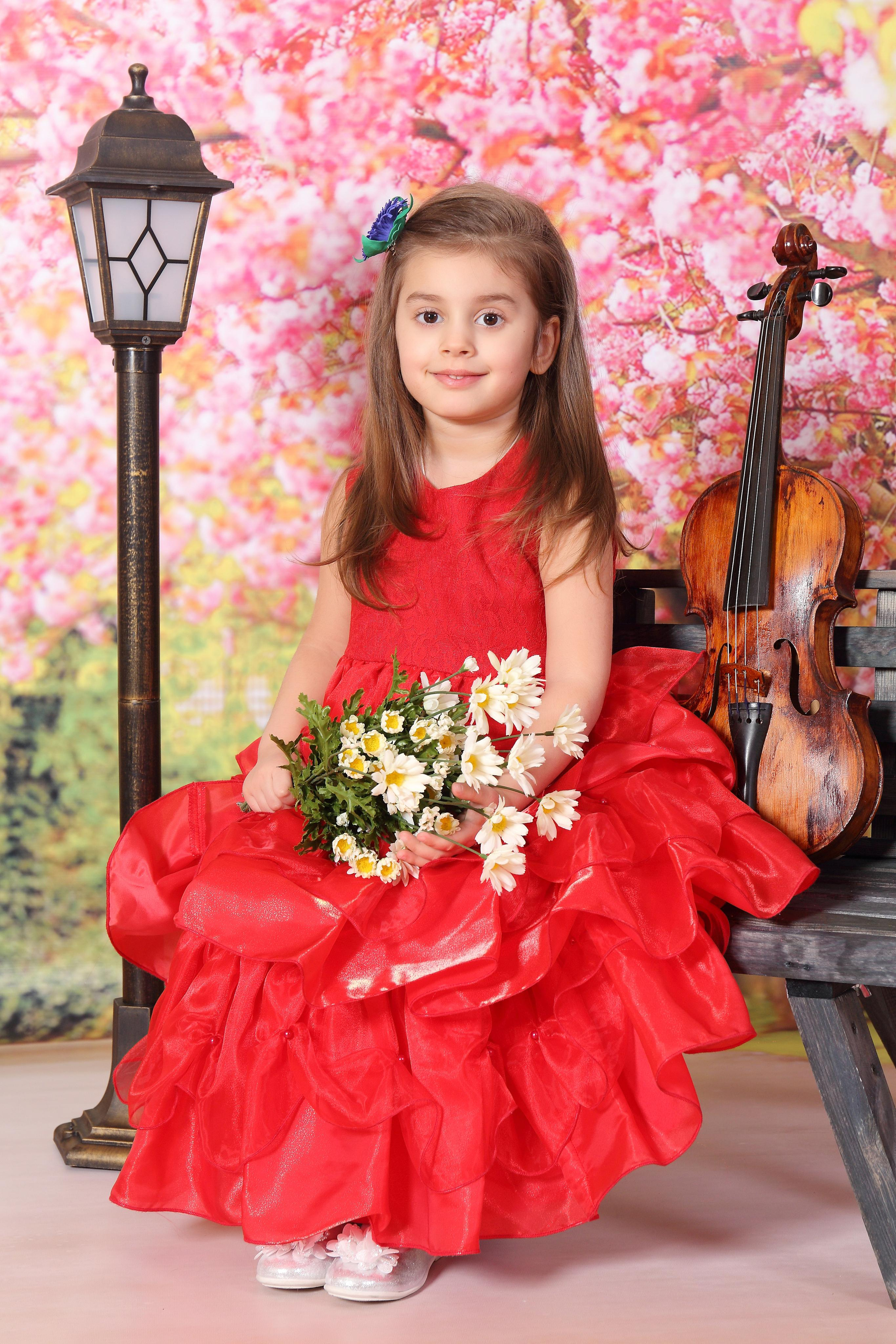 Костюмированная фотосессия «Дети на скамейке с цветами и скрипкой». Свадебный и семейный фотограф в Томске Константин Янучковский