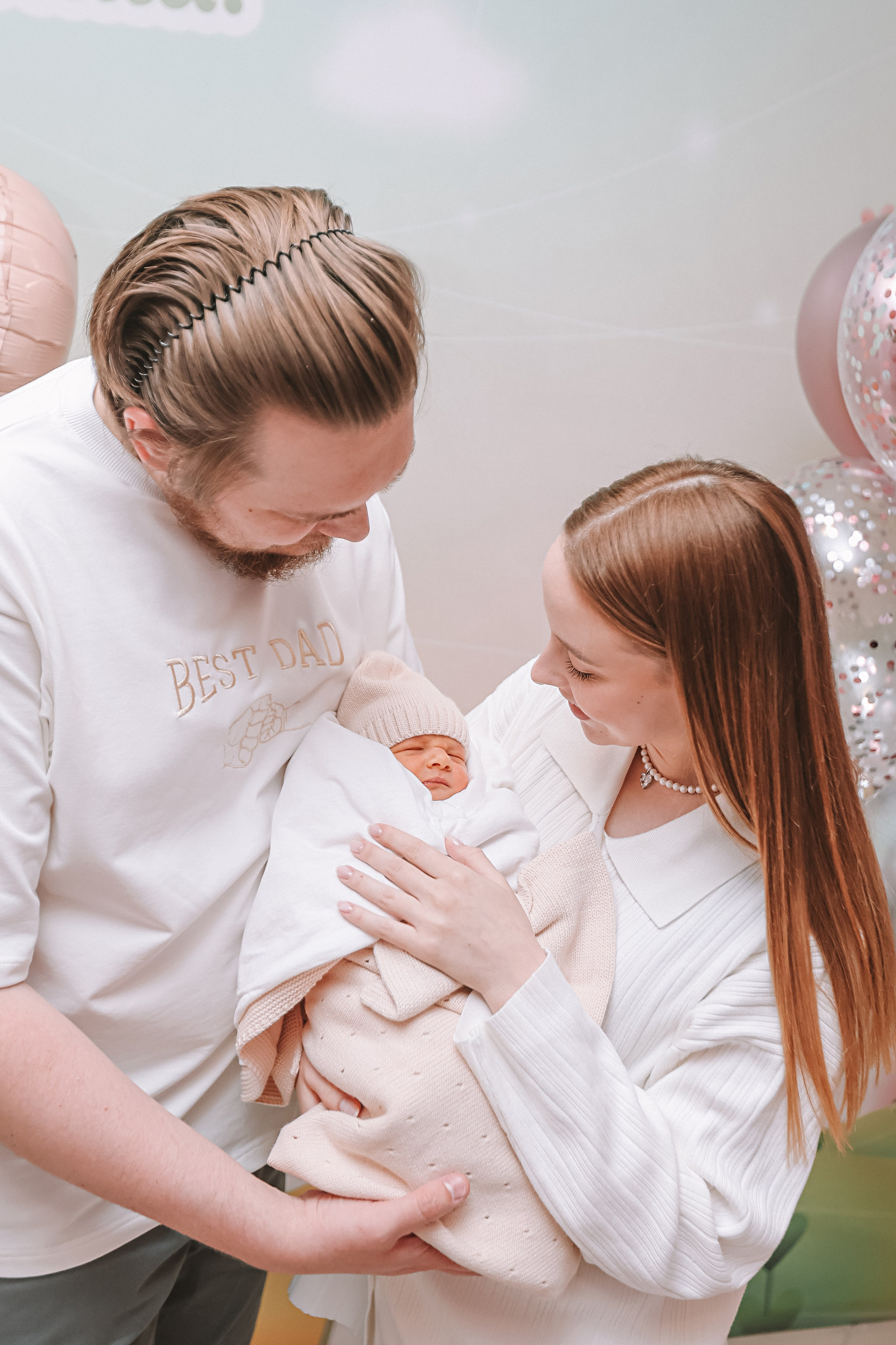 Выписка палата+внизу ПЦЭ. Семейный фотограф Тюмень, фотограф на роды Салмина Мария