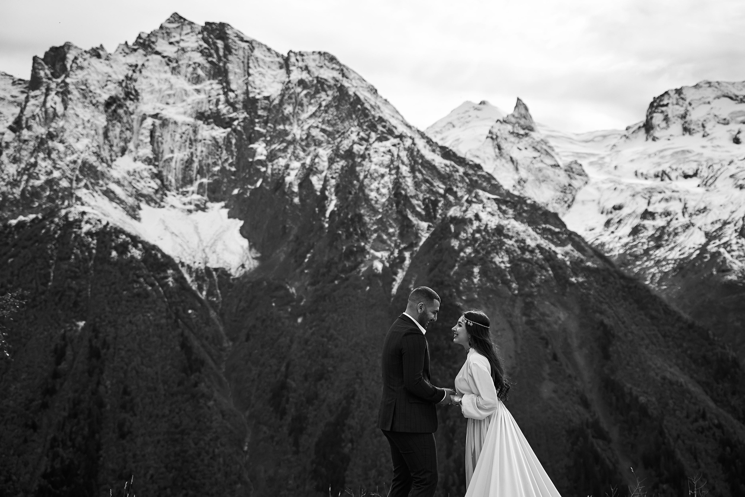 Love Story в Домбае глазами TWINS STUDIO. ТВИНС СТУДИО — лучшие свадебные фотографы и видеографы в Краснодаре